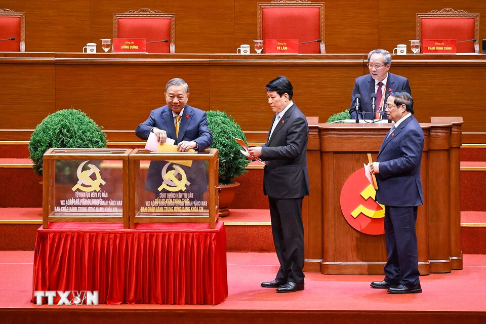 Tổng Bí thư Tô Lâm cùng các đồng chí lãnh đạo Đảng và Nhà nước bỏ phiếu bầu Ủy viên Trung ương chính chức và Ủy viên dự khuyết Ban Chấp hành Trung ương Đảng khóa XIV. (Ảnh: TTXVN)