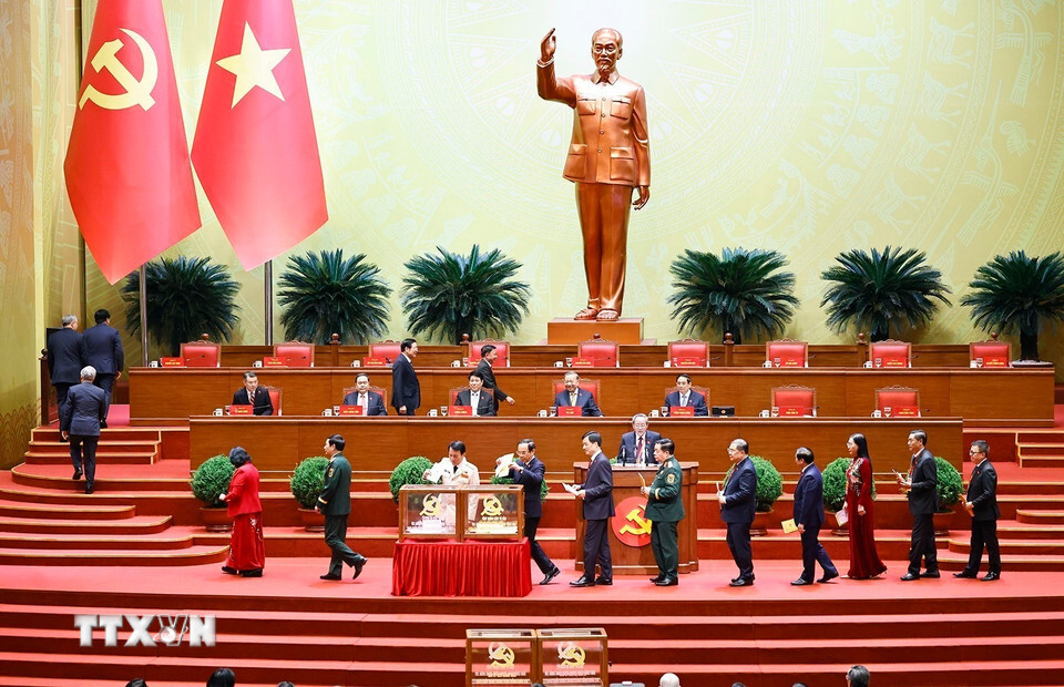 Các đồng chí lãnh đạo Đảng, Nhà nước bỏ phiếu bầu cử Ban Chấp hành Trung ương Đảng khóa XIV. (Ảnh: TTXVN)