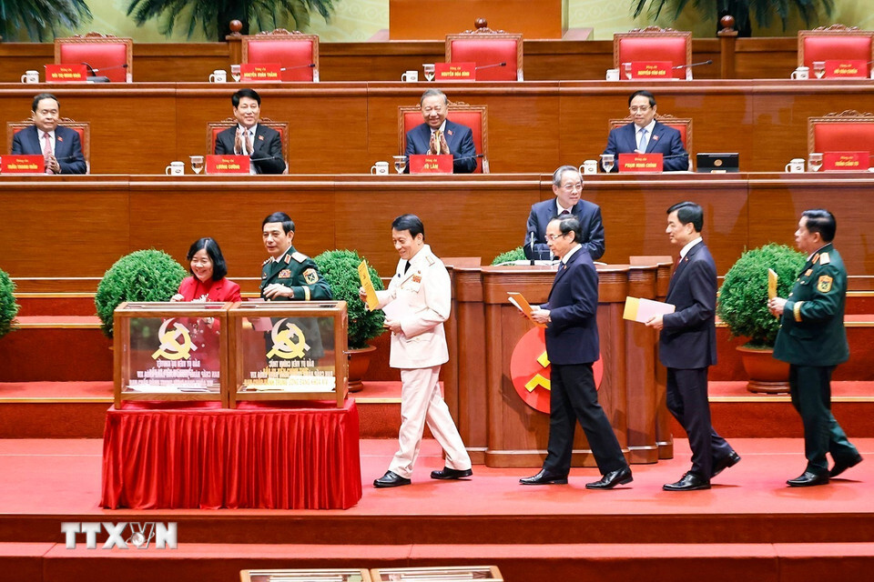 Các đồng chí lãnh đạo Đảng và Nhà nước bỏ phiếu bầu Ủy viên Trung ương chính chức và Ủy viên dự khuyết Ban Chấp hành Trung ương Đảng khóa XIV. (Ảnh: TTXVN)
