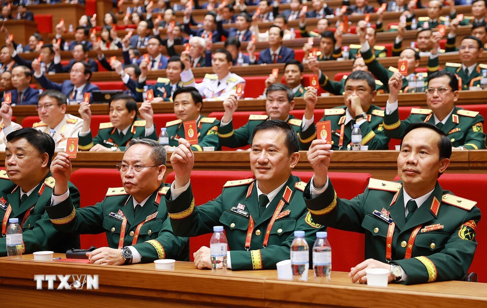 Các đại biểu biểu quyết thông qua danh sách bầu cử Ban Chấp hành Trung ương Đảng khoá XIV. (Ảnh: TTXVN)