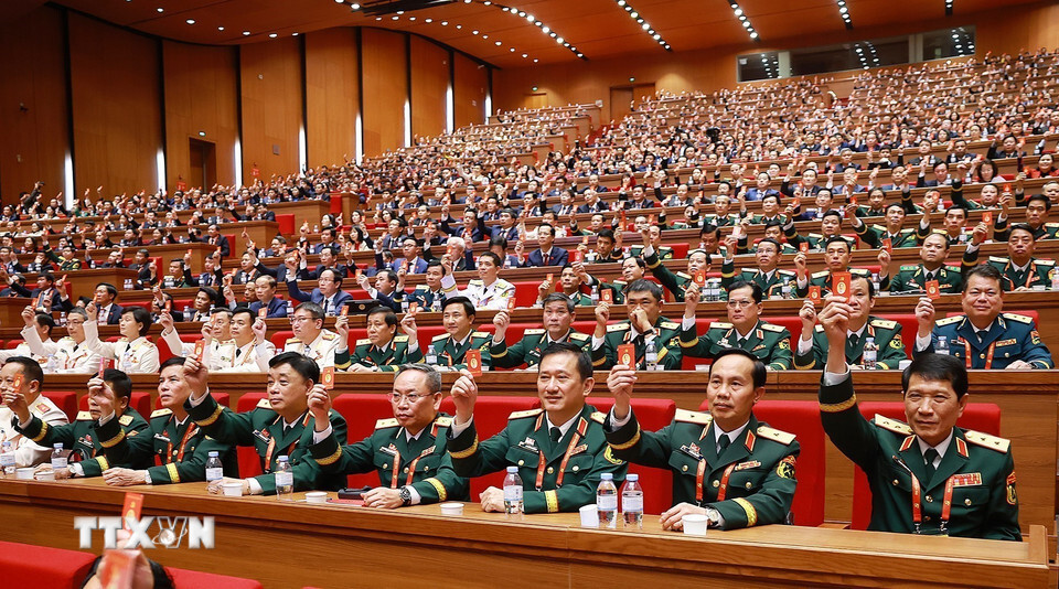 Các đại biểu biểu quyết thông qua danh sách bầu cử Ban Chấp hành Trung ương Đảng khoá XIV. (Ảnh: TTXVN)