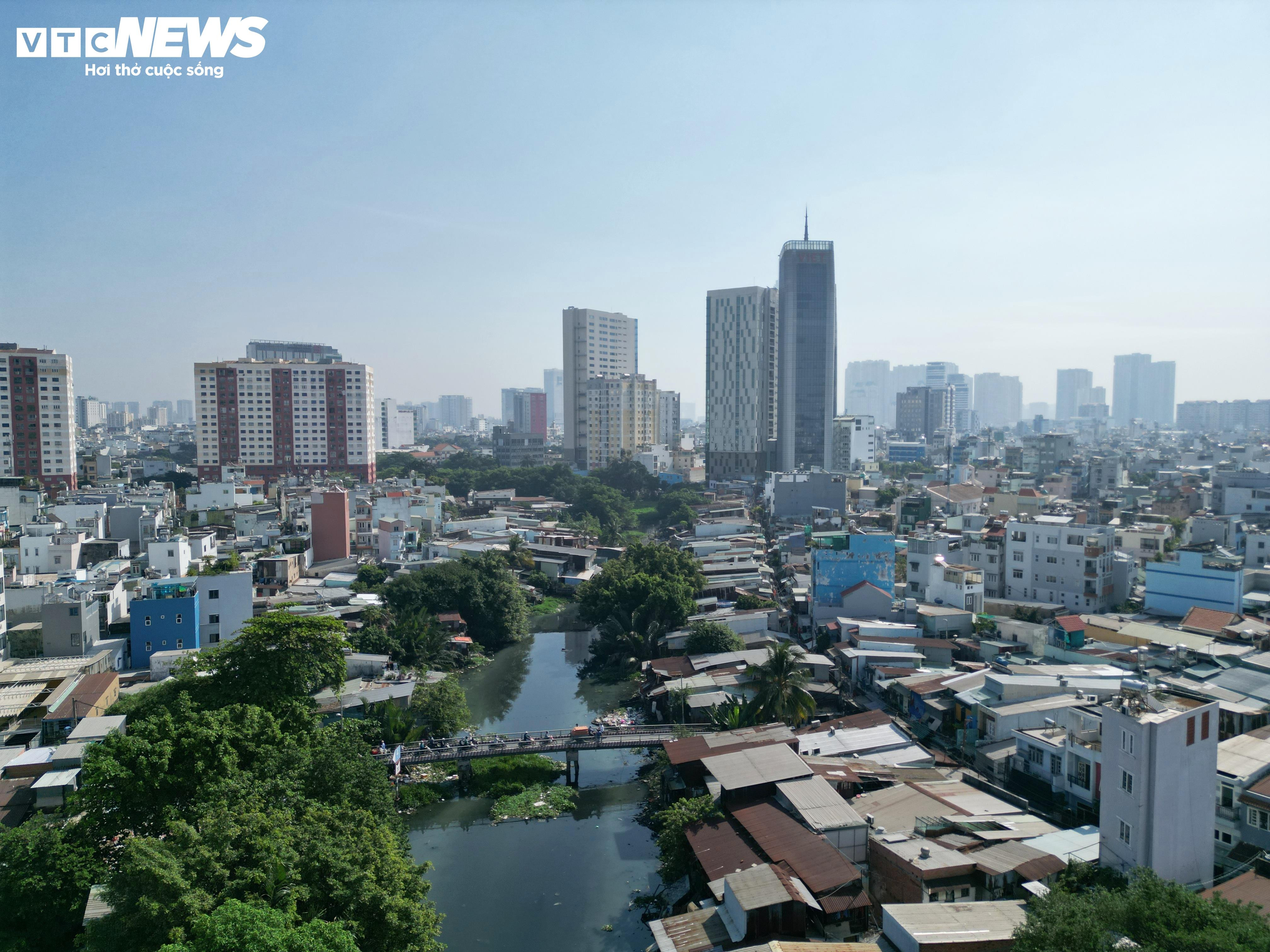 Người dân tháo dỡ nhà phục vụ dự án cải tạo kênh ô nhiễm bậc nhất TP.HCM - 12