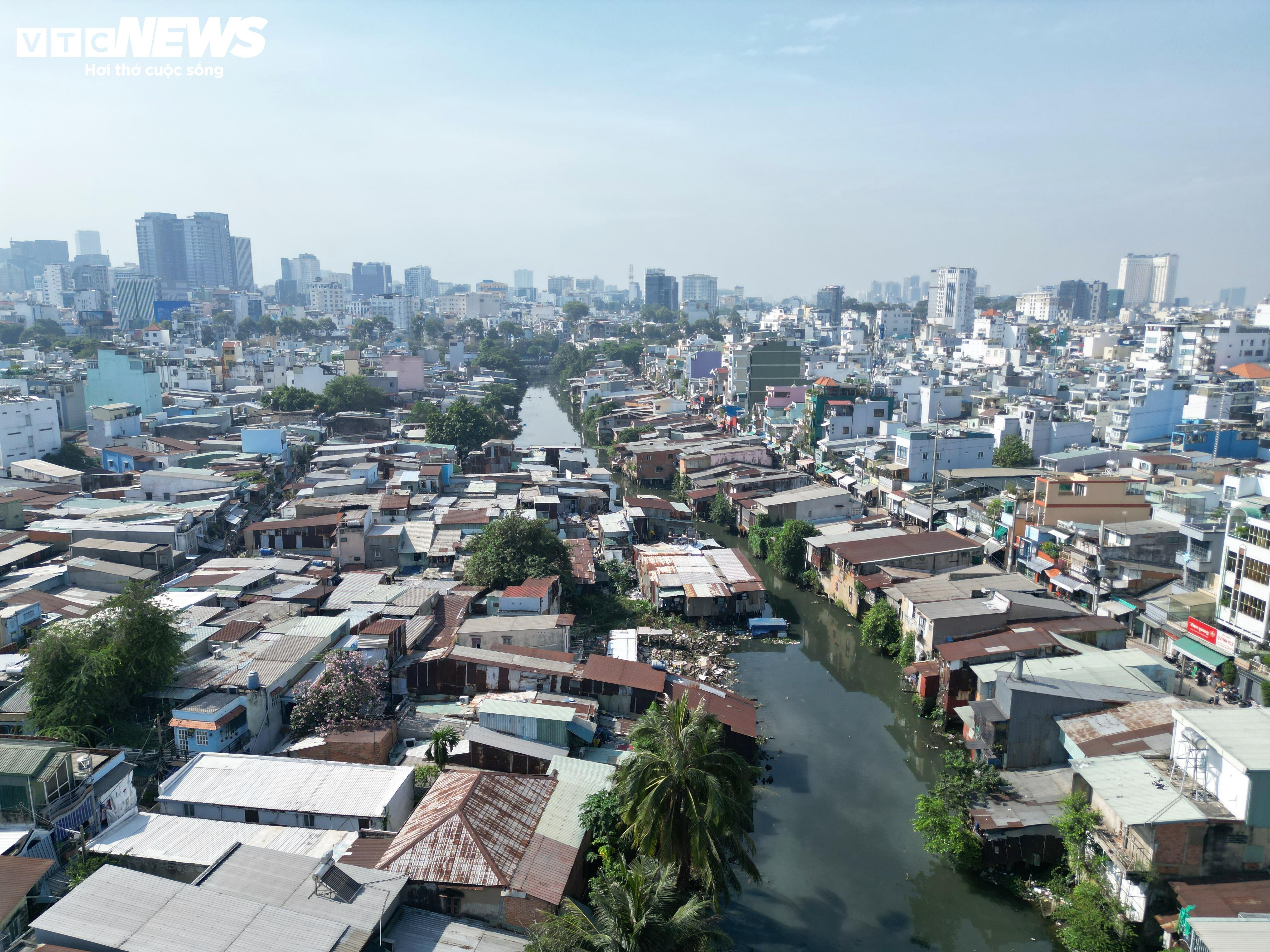 Người dân tháo dỡ nhà phục vụ dự án cải tạo kênh ô nhiễm bậc nhất TP.HCM - 9