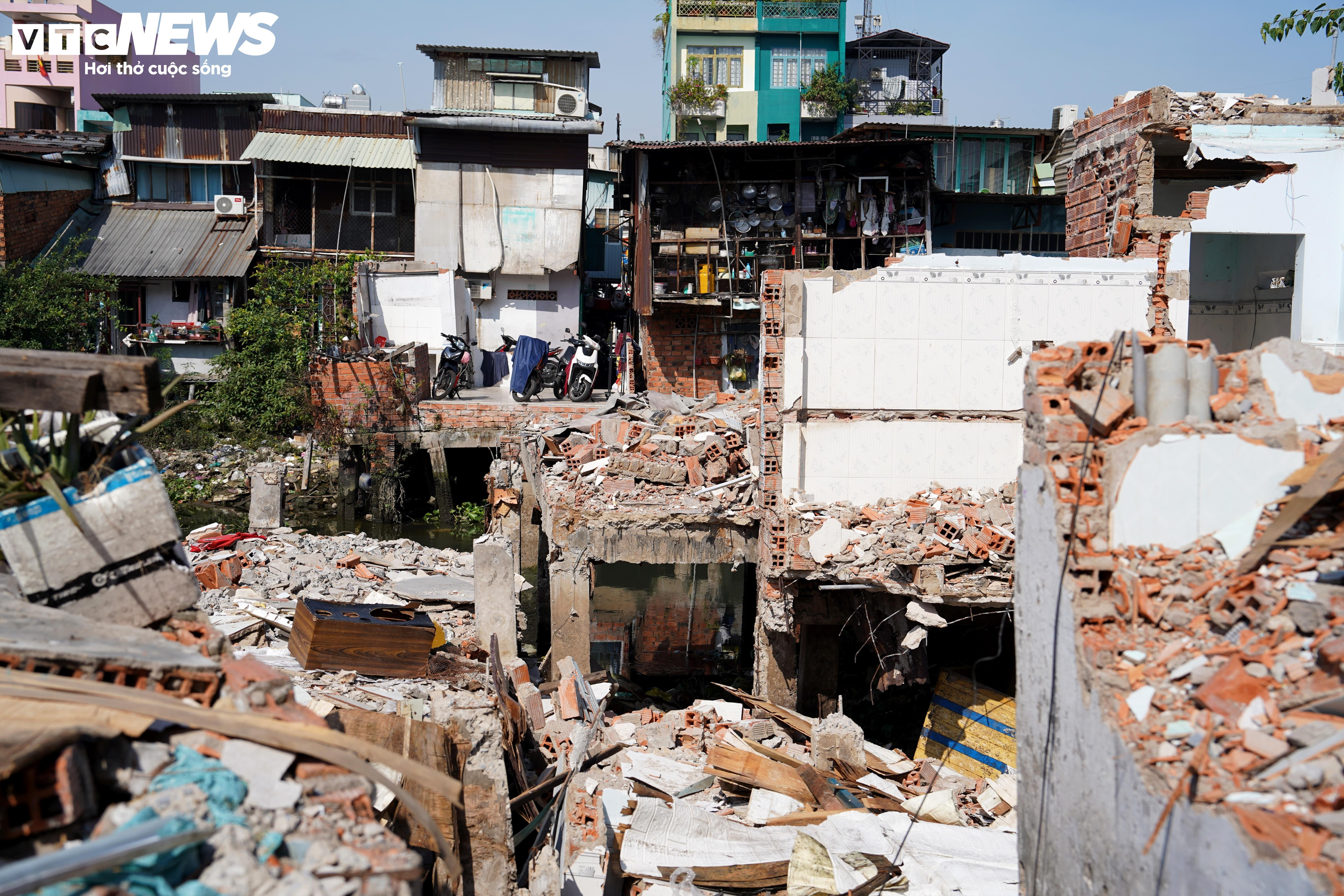 Người dân tháo dỡ nhà phục vụ dự án cải tạo kênh ô nhiễm bậc nhất TP.HCM - 4