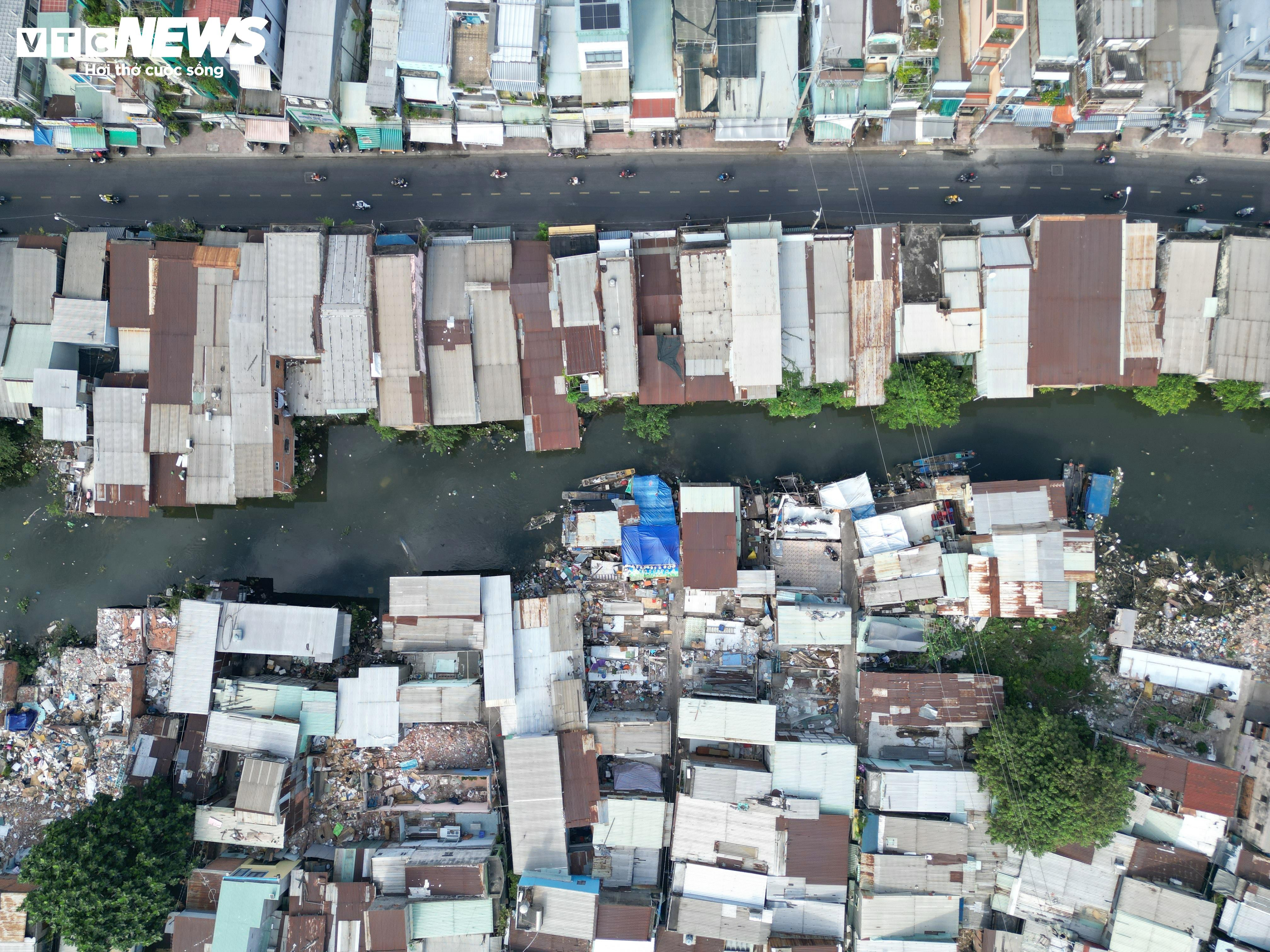 Người dân tháo dỡ nhà phục vụ dự án cải tạo kênh ô nhiễm bậc nhất TP.HCM - 1