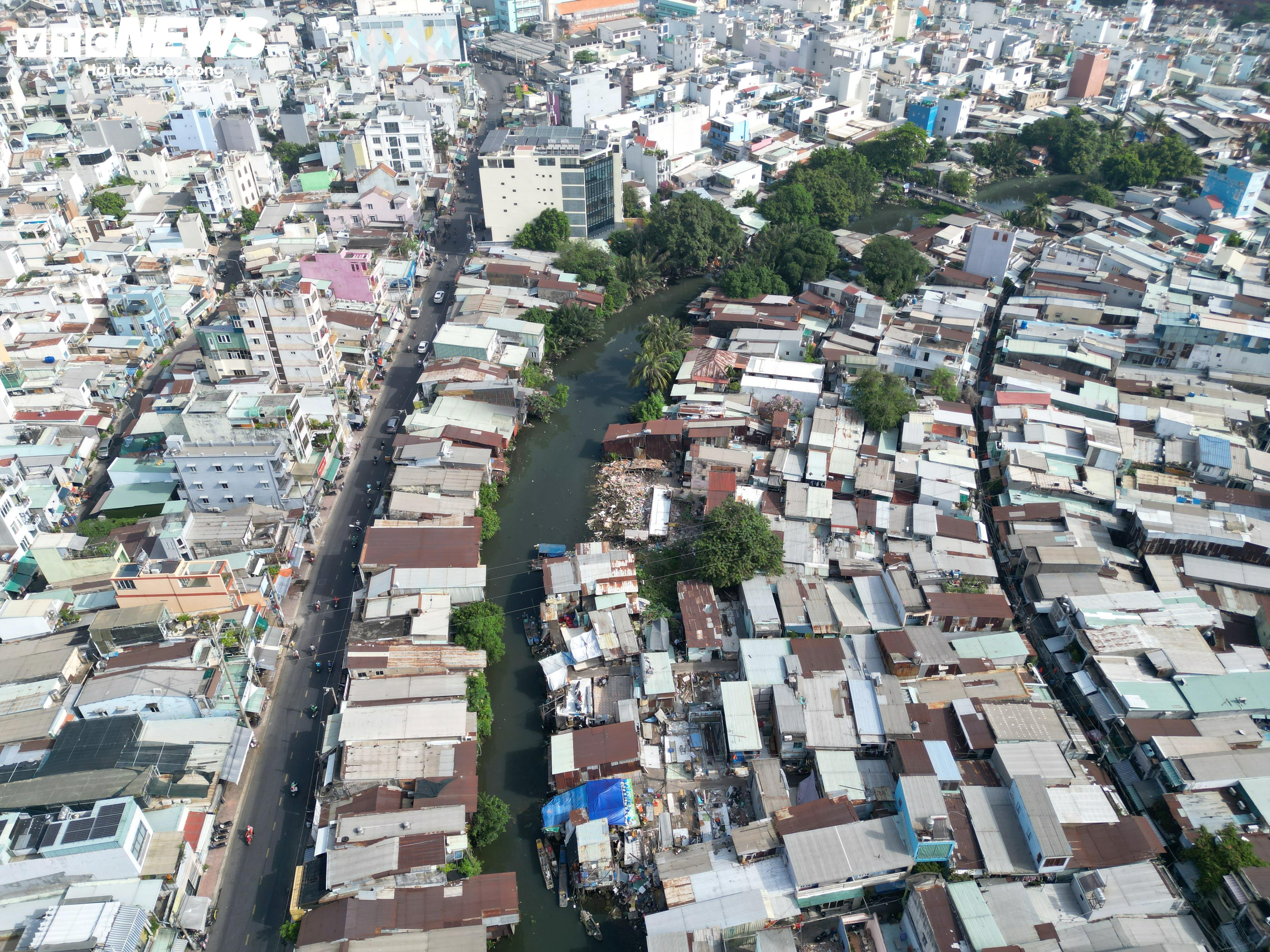 Người dân tháo dỡ nhà phục vụ dự án cải tạo kênh ô nhiễm bậc nhất TP.HCM - 11