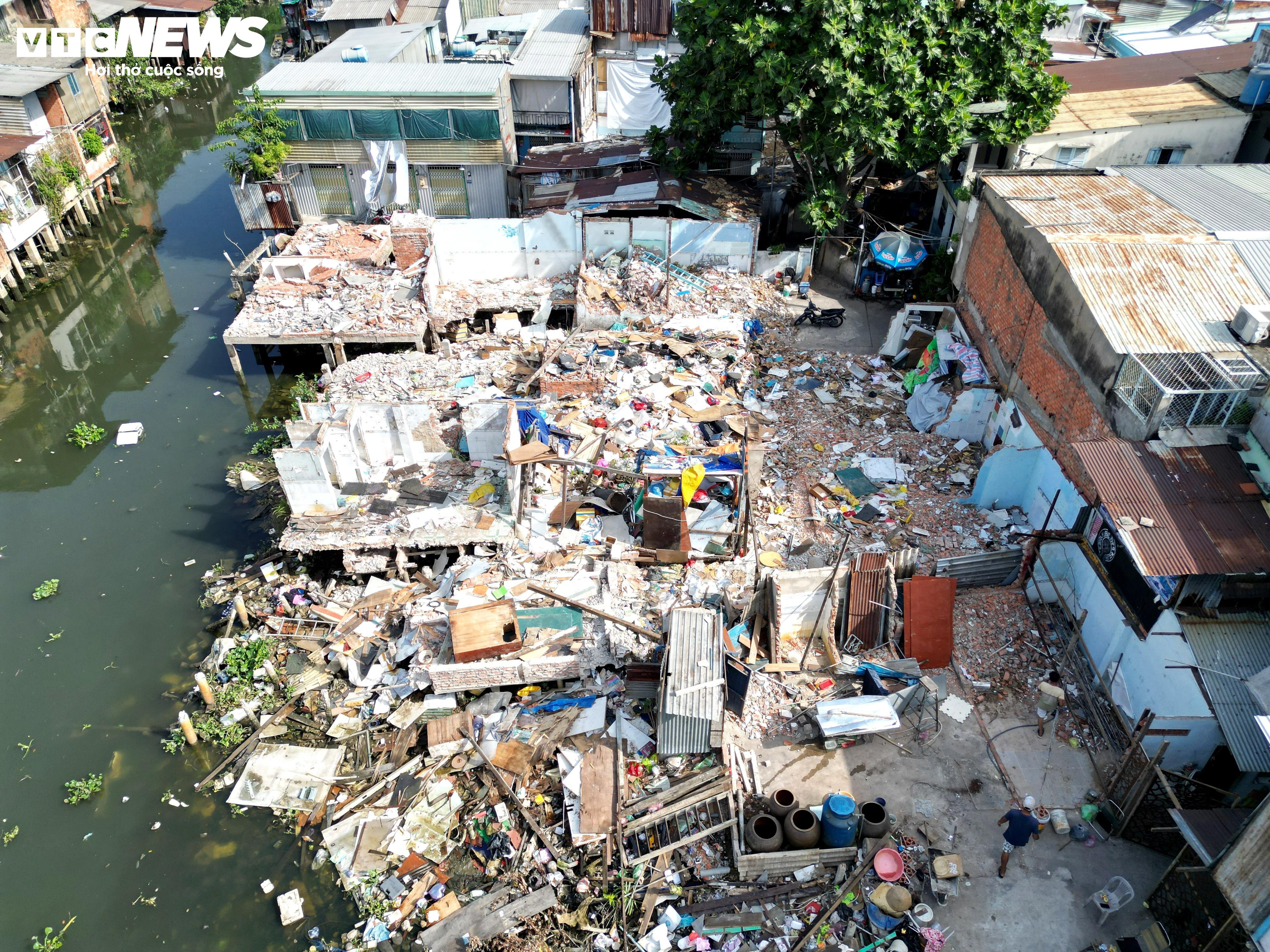 Người dân tháo dỡ nhà phục vụ dự án cải tạo kênh ô nhiễm bậc nhất TP.HCM - 5