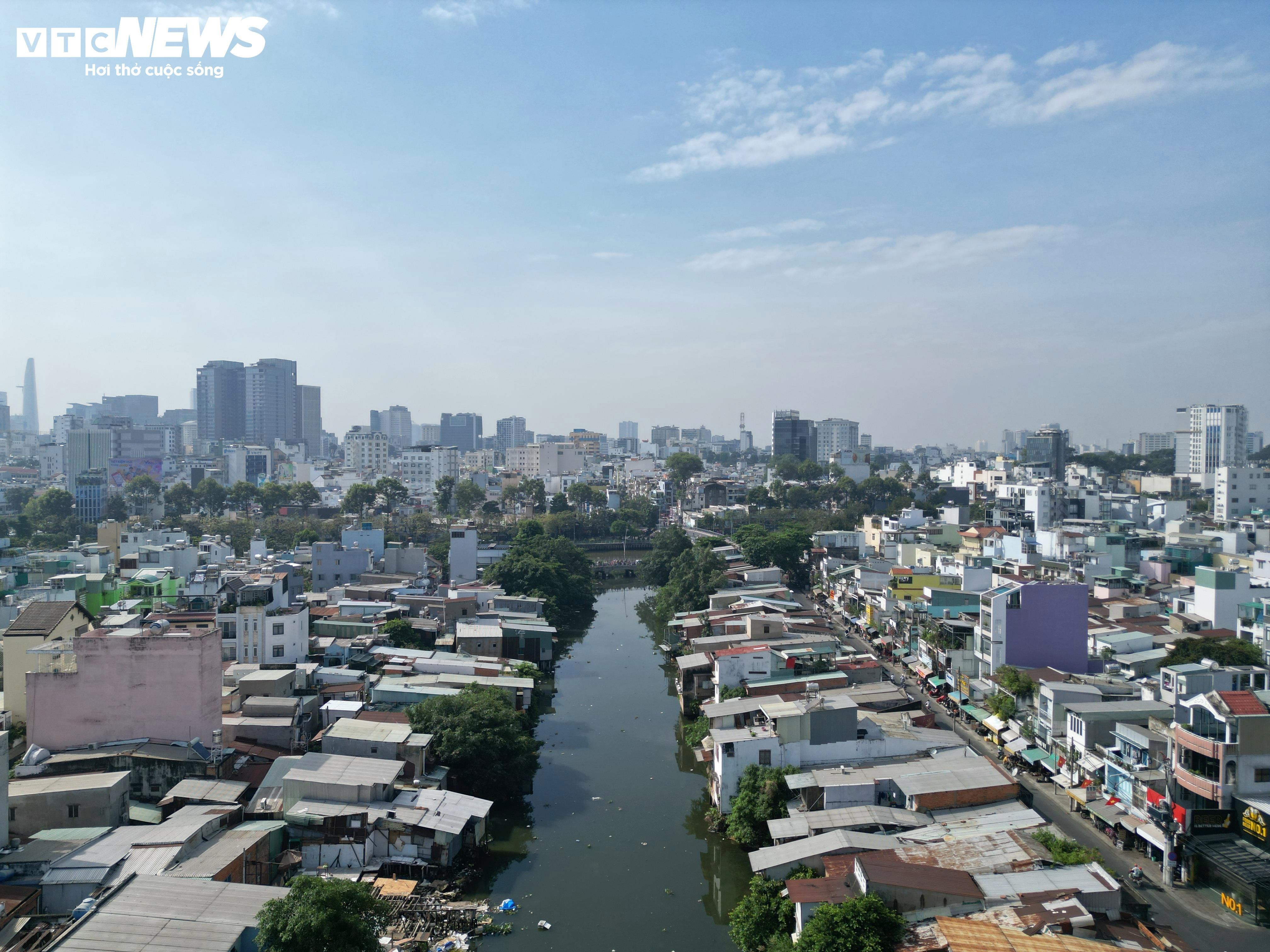 Người dân tháo dỡ nhà phục vụ dự án cải tạo kênh ô nhiễm bậc nhất TP.HCM - 10