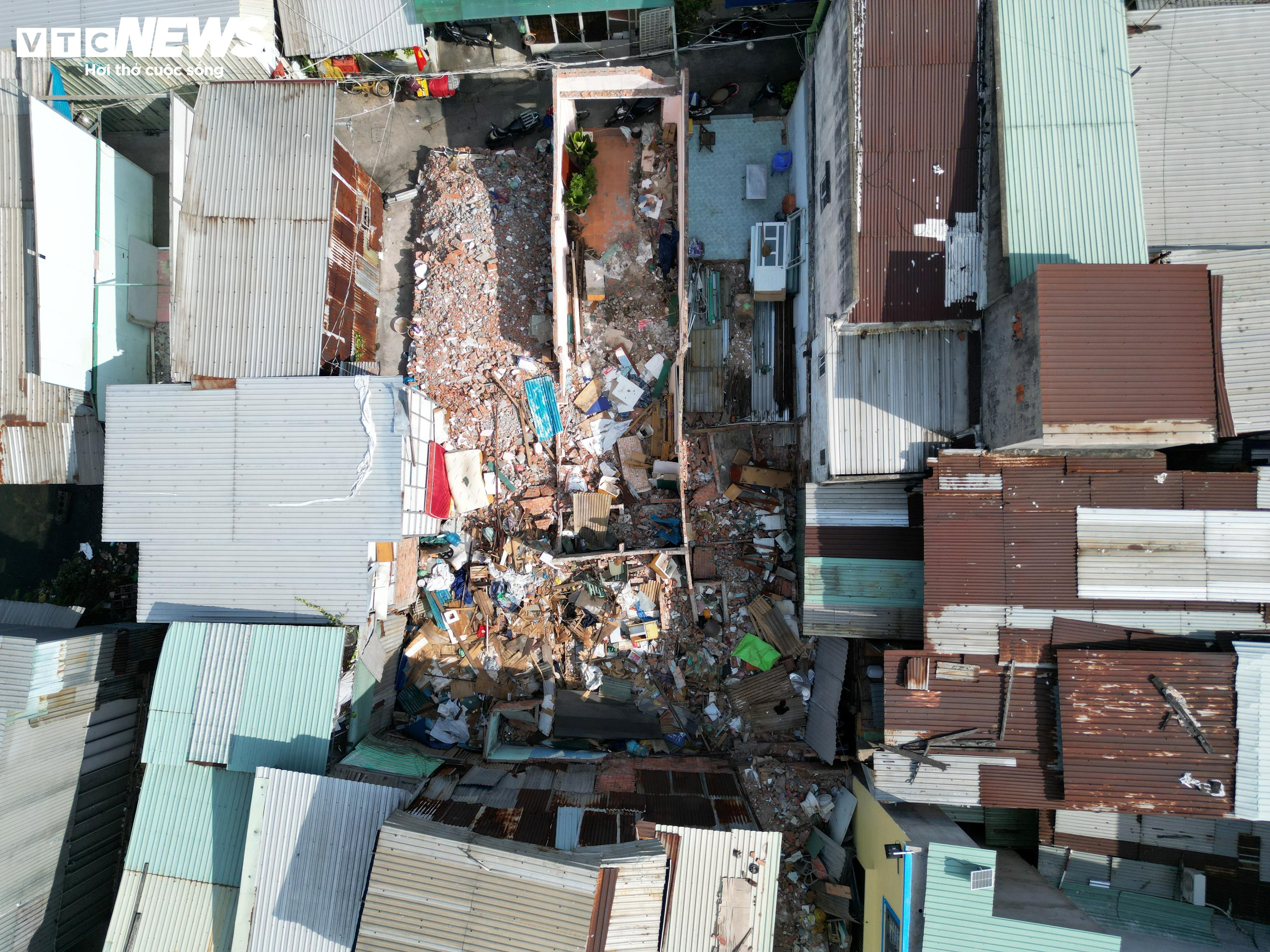 Người dân tháo dỡ nhà phục vụ dự án cải tạo kênh ô nhiễm bậc nhất TP.HCM - 8