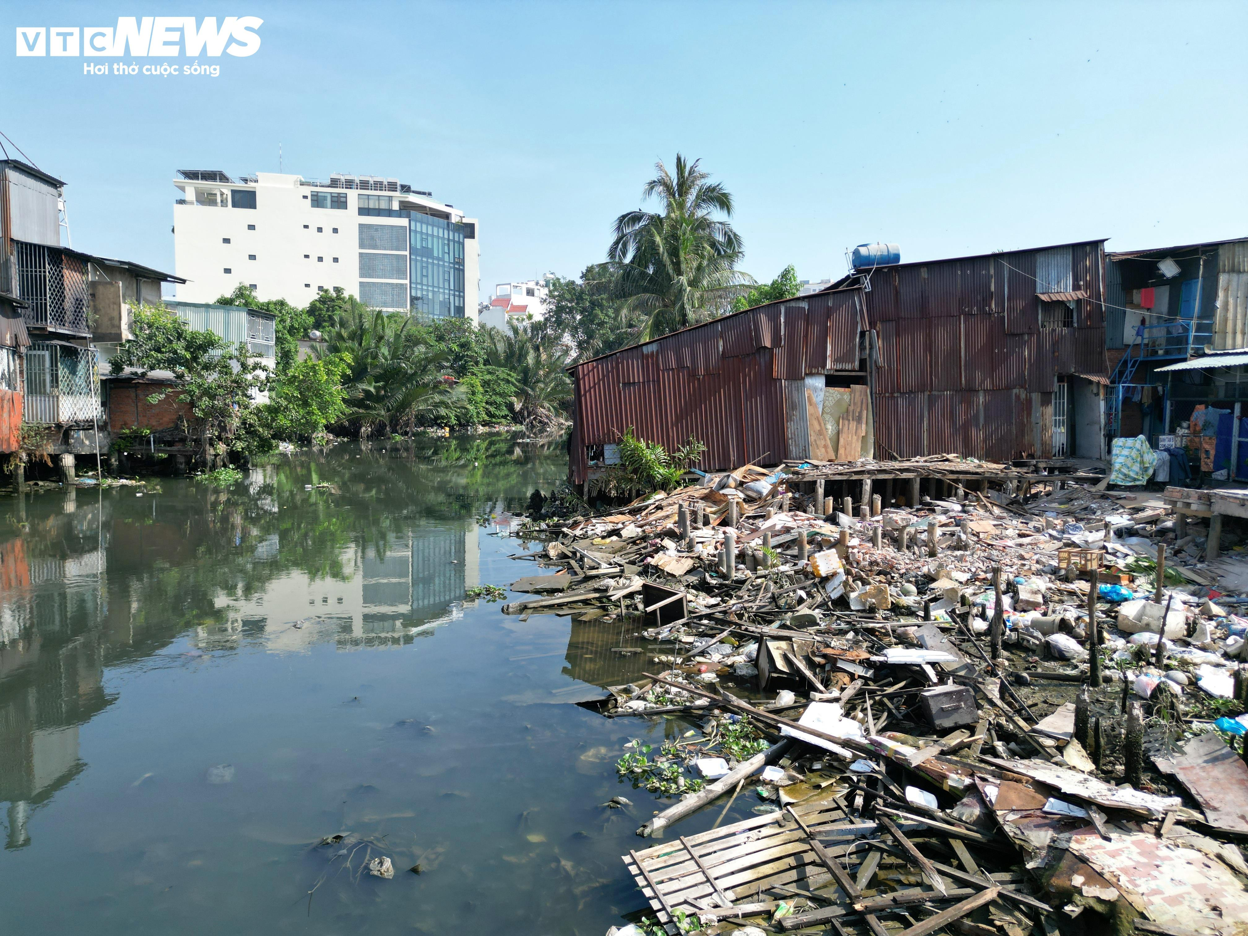 Người dân tháo dỡ nhà phục vụ dự án cải tạo kênh ô nhiễm bậc nhất TP.HCM - 7