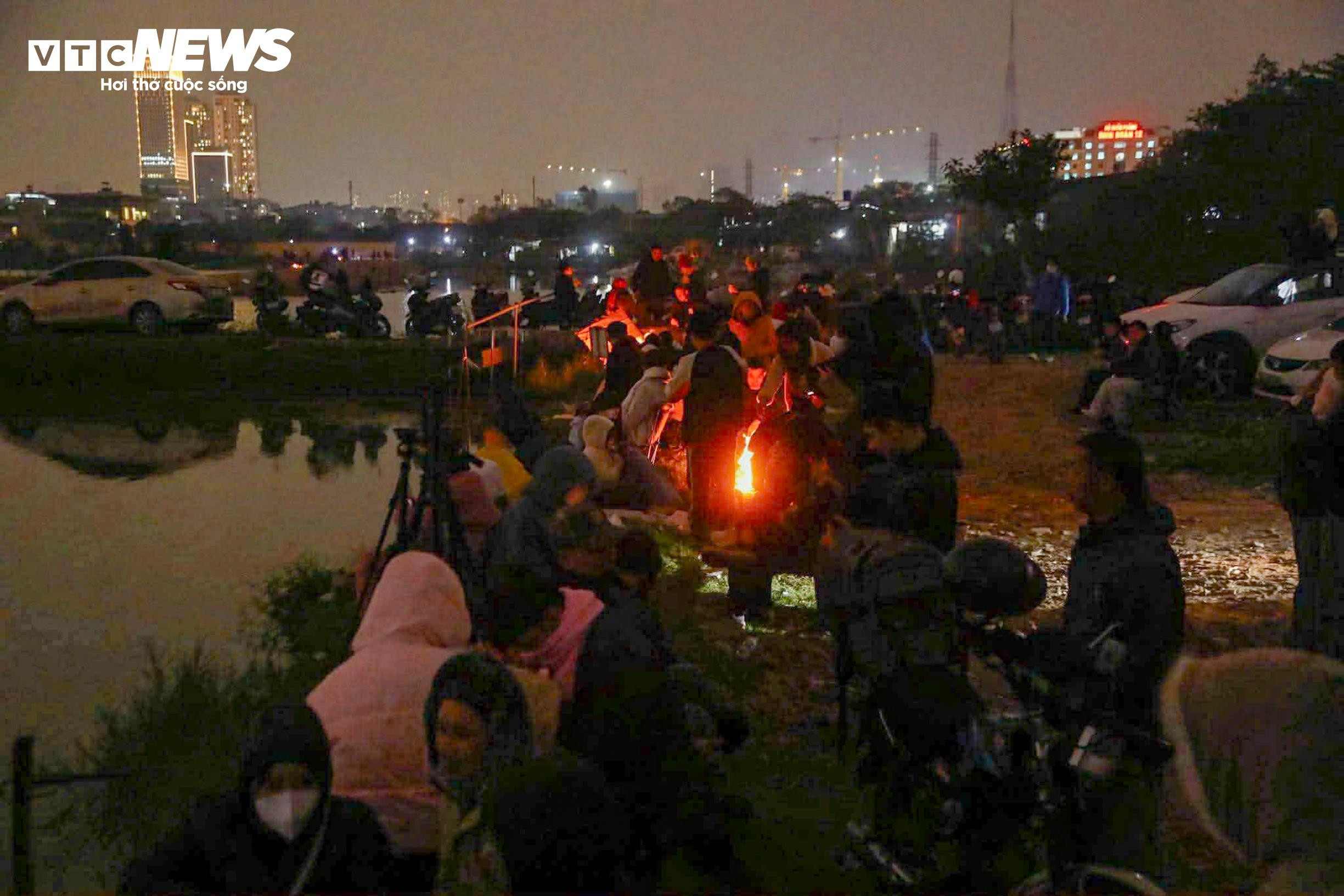 Người dân rộn ràng đi xem màn pháo hoa lớn nhất lịch sử mừng Đại hội Đảng - 9