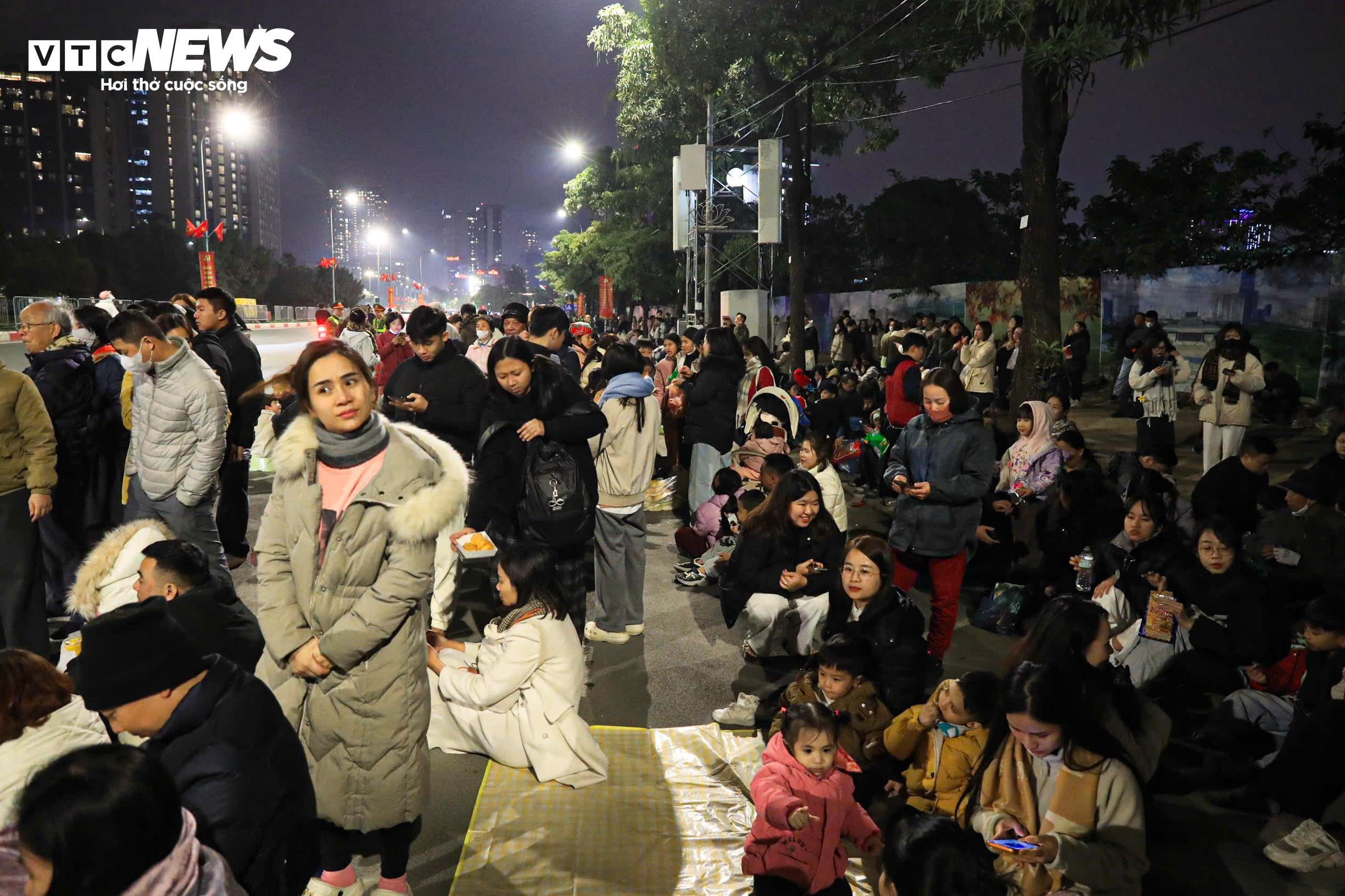 Người dân rộn ràng đi xem màn pháo hoa lớn nhất lịch sử mừng Đại hội Đảng - 10
