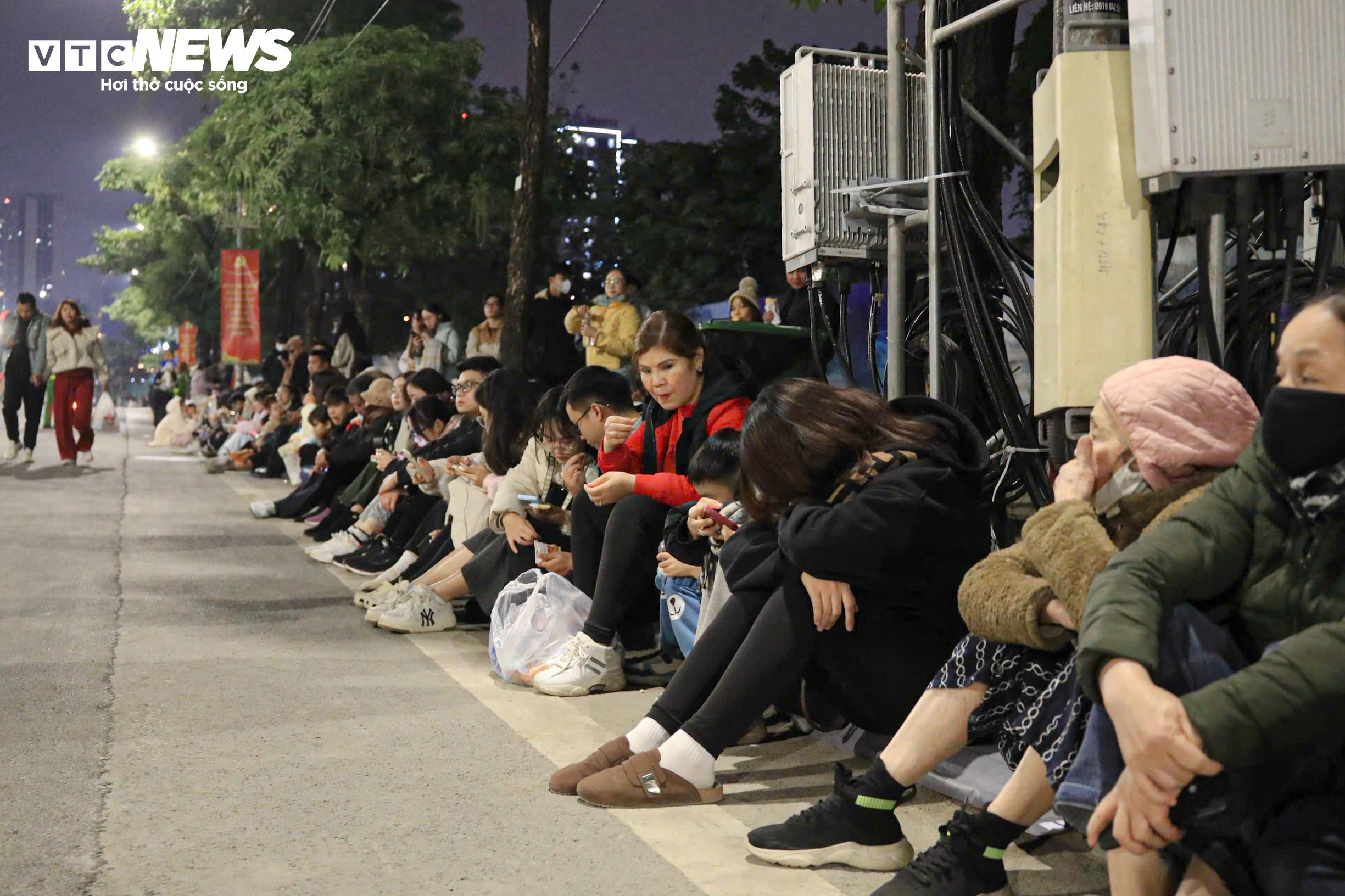 Người dân rộn ràng đi xem màn pháo hoa lớn nhất lịch sử mừng Đại hội Đảng - 13