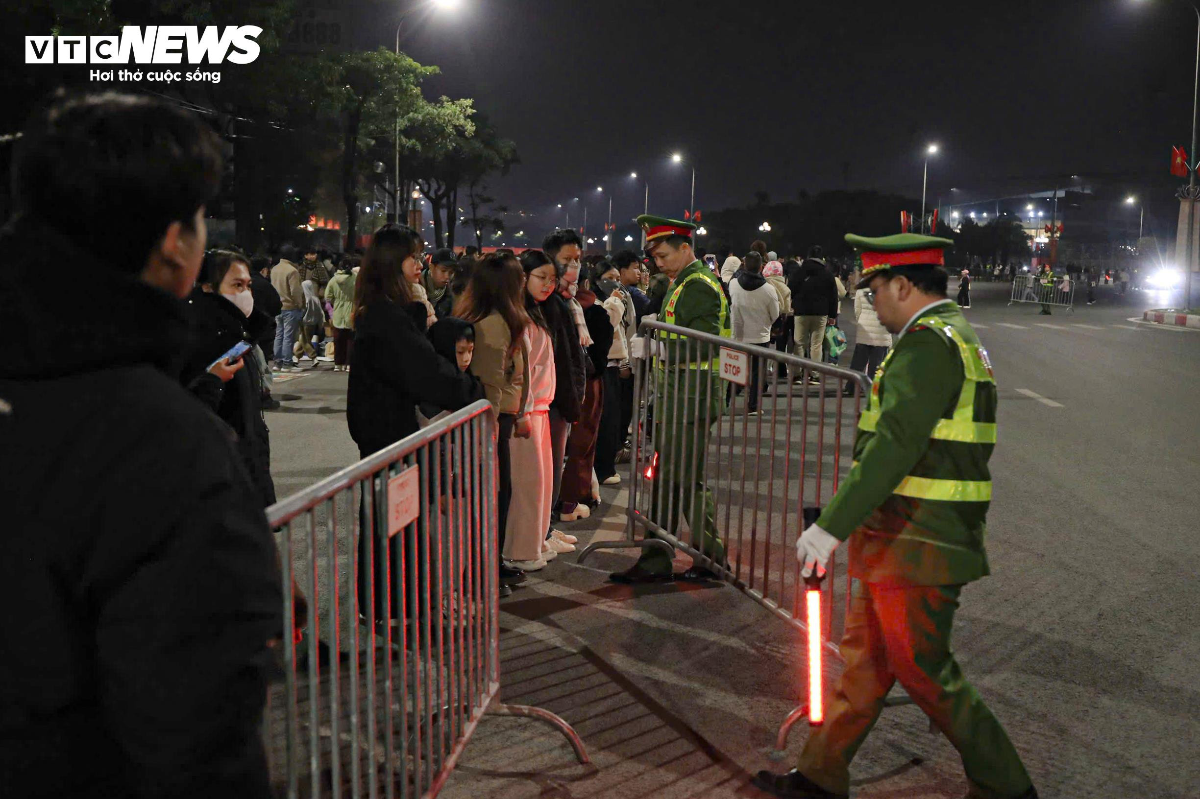 Người dân rộn ràng đi xem màn pháo hoa lớn nhất lịch sử mừng Đại hội Đảng - 11