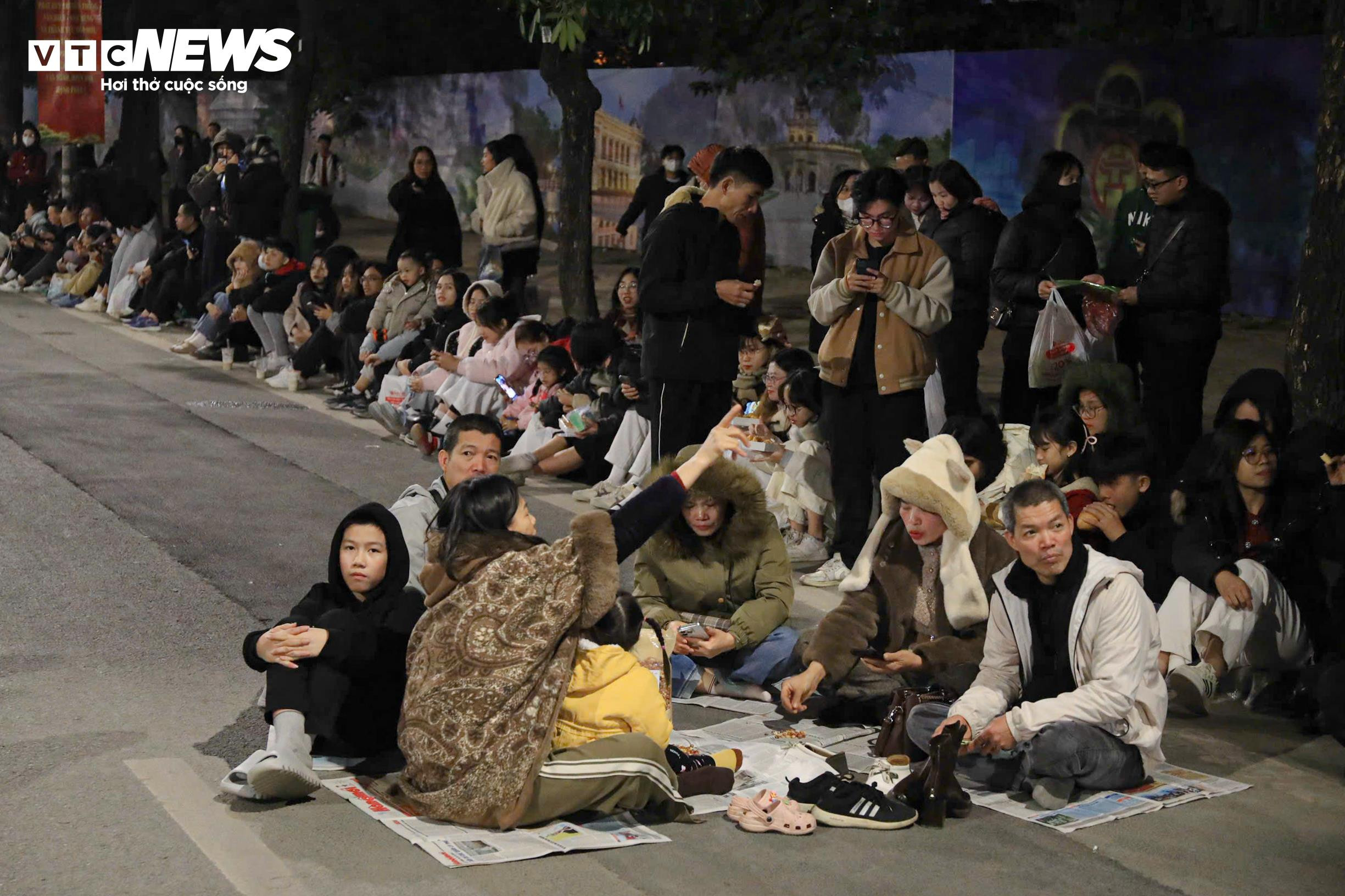 Người dân rộn ràng đi xem màn pháo hoa lớn nhất lịch sử mừng Đại hội Đảng - 12