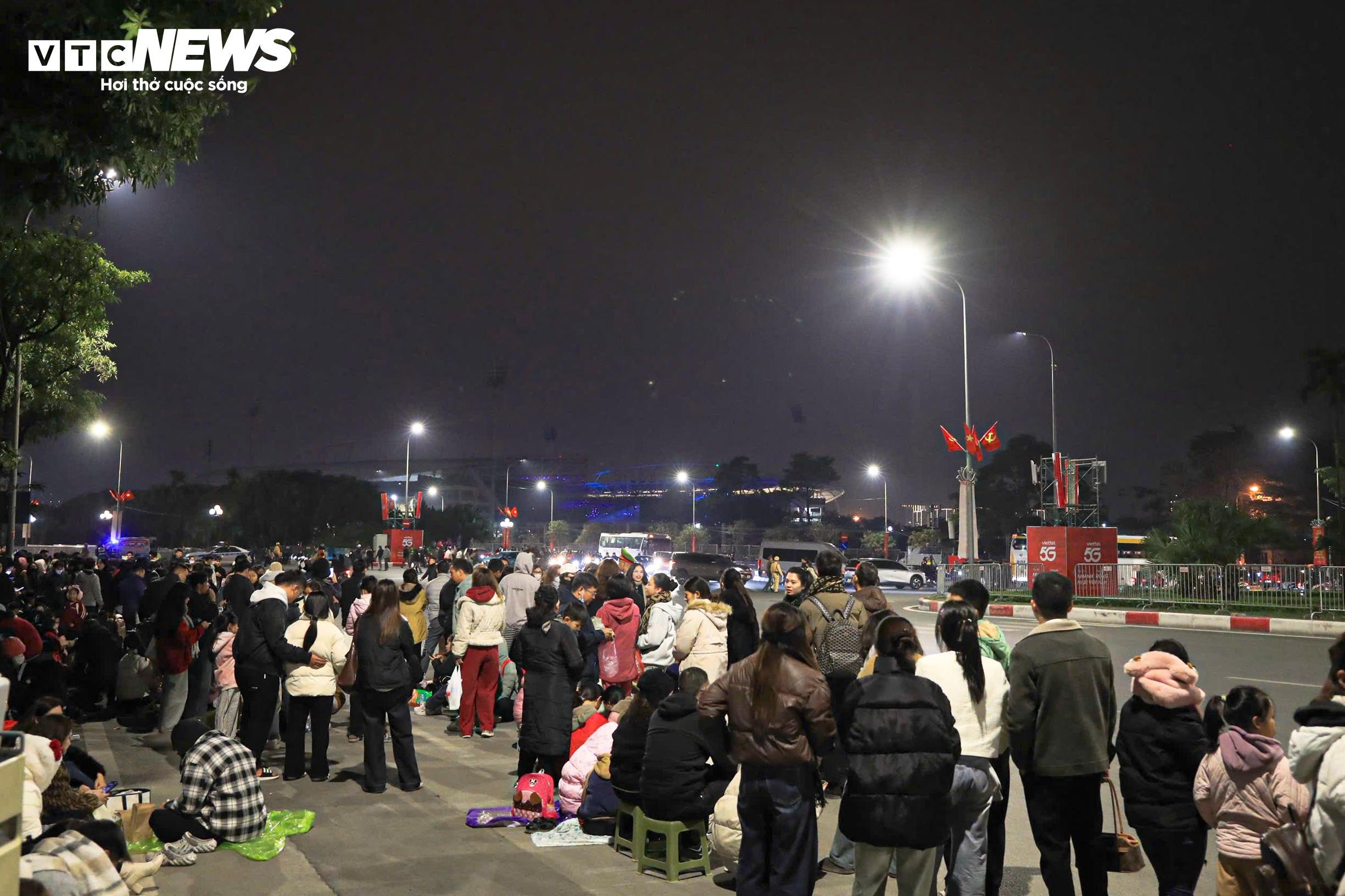 Người dân rộn ràng đi xem màn pháo hoa lớn nhất lịch sử mừng Đại hội Đảng - 2