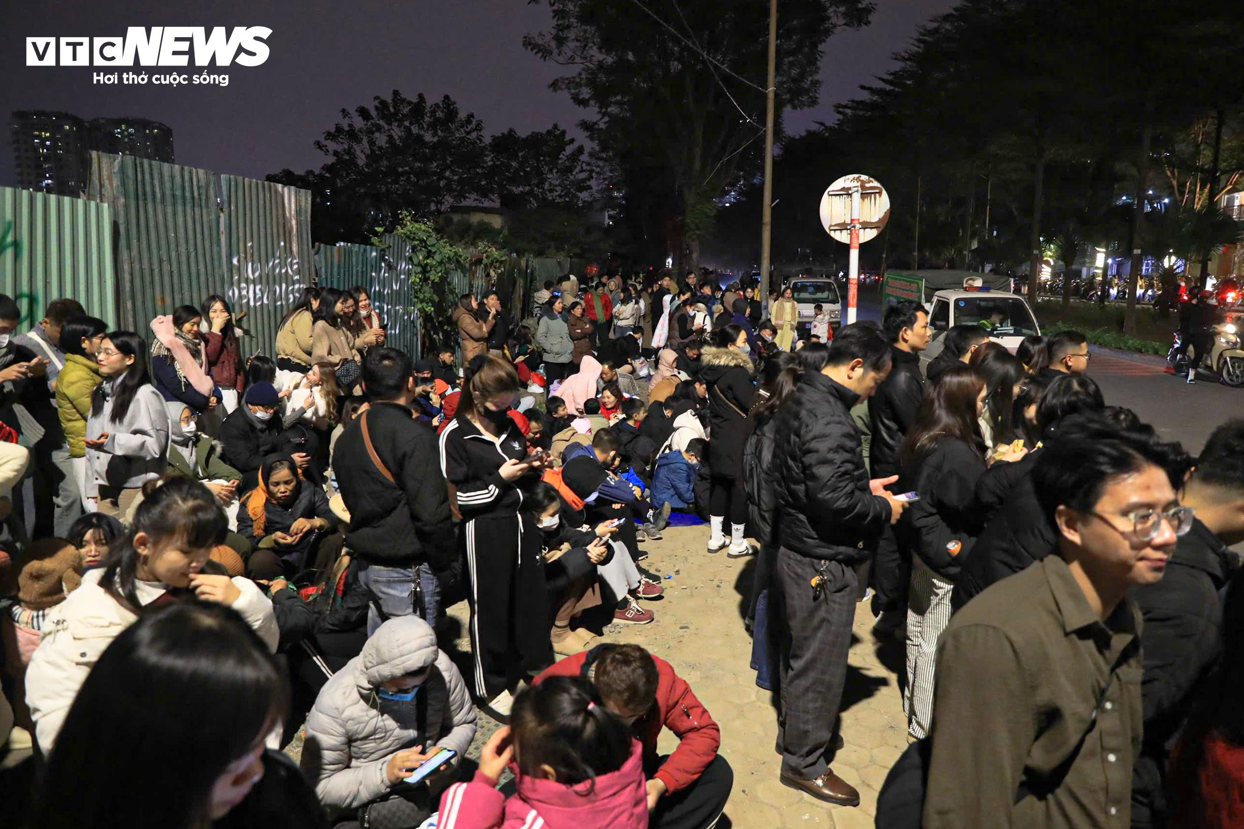 Người dân rộn ràng đi xem màn pháo hoa lớn nhất lịch sử mừng Đại hội Đảng - 3