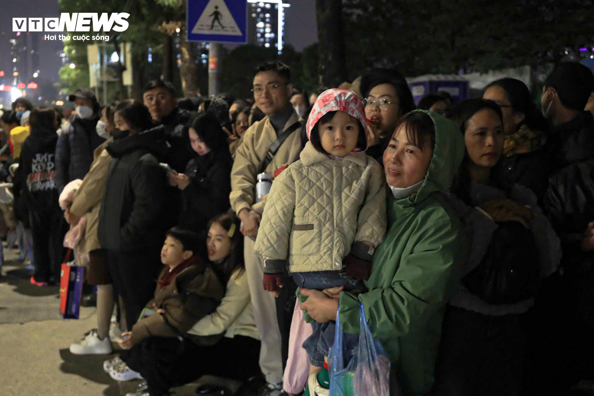 Người dân rộn ràng đi xem màn pháo hoa lớn nhất lịch sử mừng Đại hội Đảng - 8