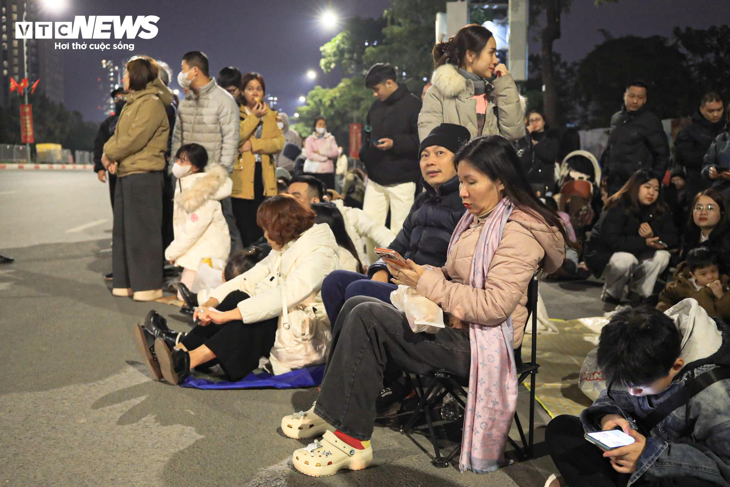 Người dân rộn ràng đi xem màn pháo hoa lớn nhất lịch sử mừng Đại hội Đảng - 7