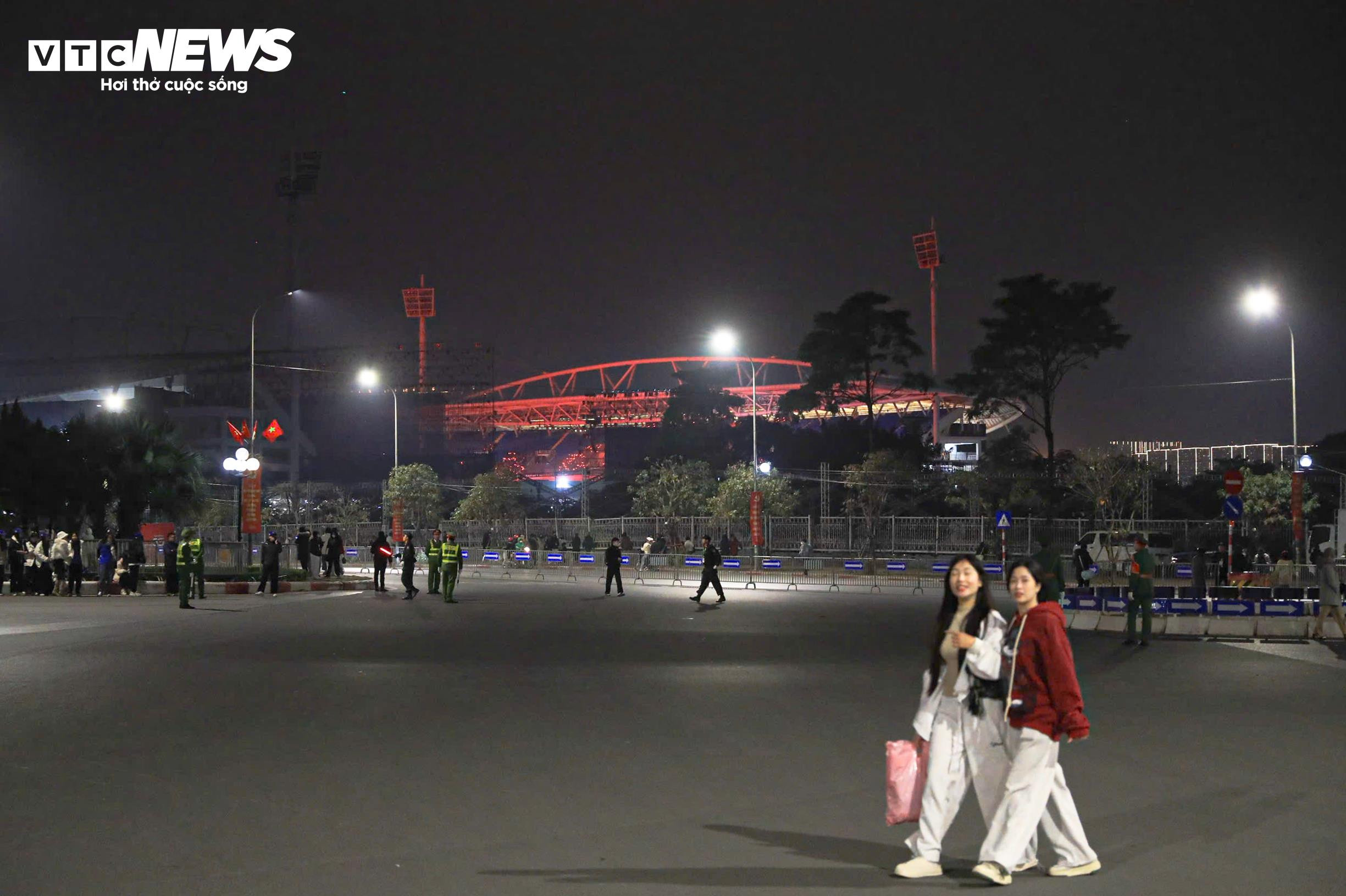 Người dân rộn ràng đi xem màn pháo hoa lớn nhất lịch sử mừng Đại hội Đảng - 1