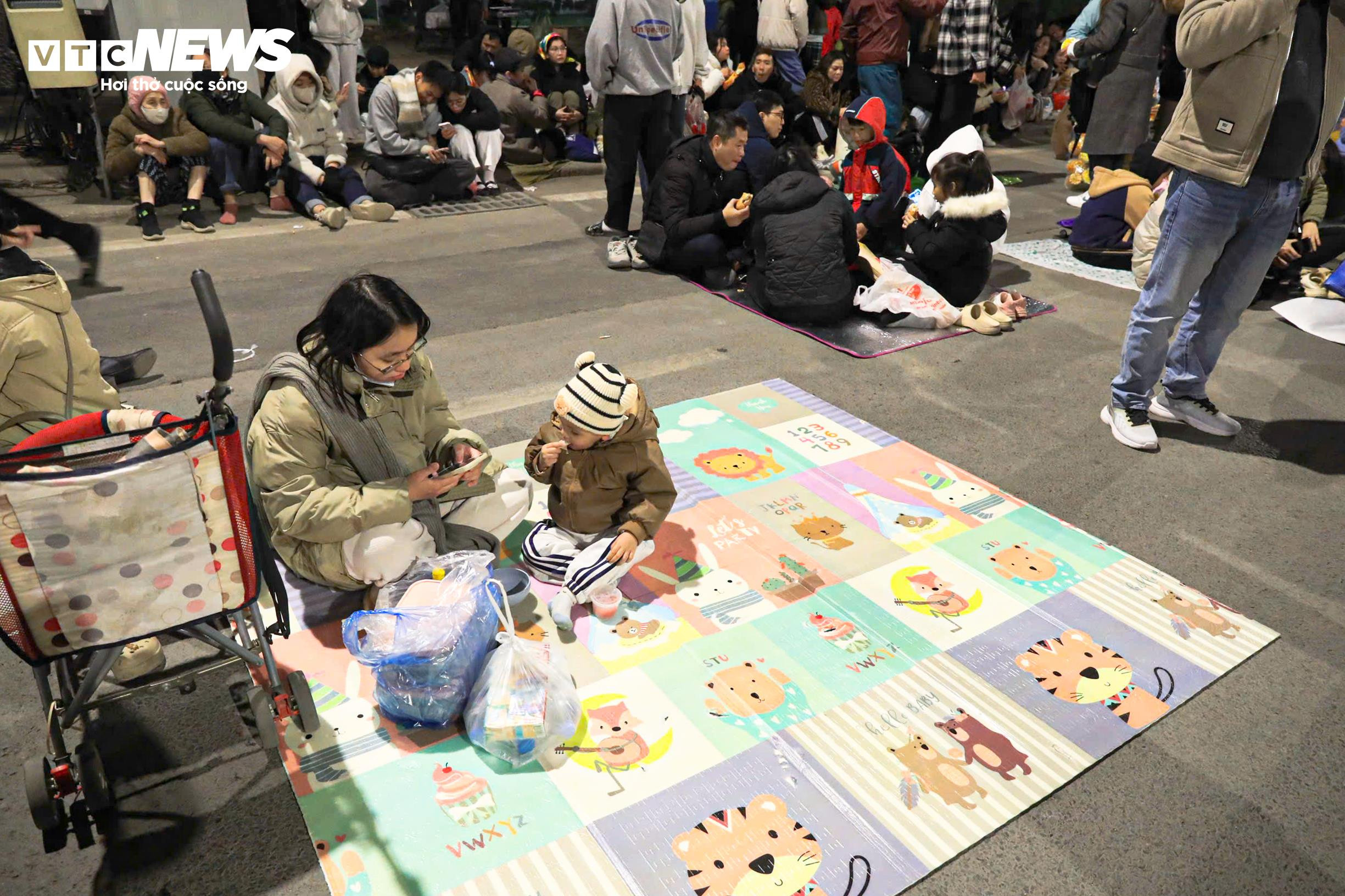 Người dân rộn ràng đi xem màn pháo hoa lớn nhất lịch sử mừng Đại hội Đảng - 6