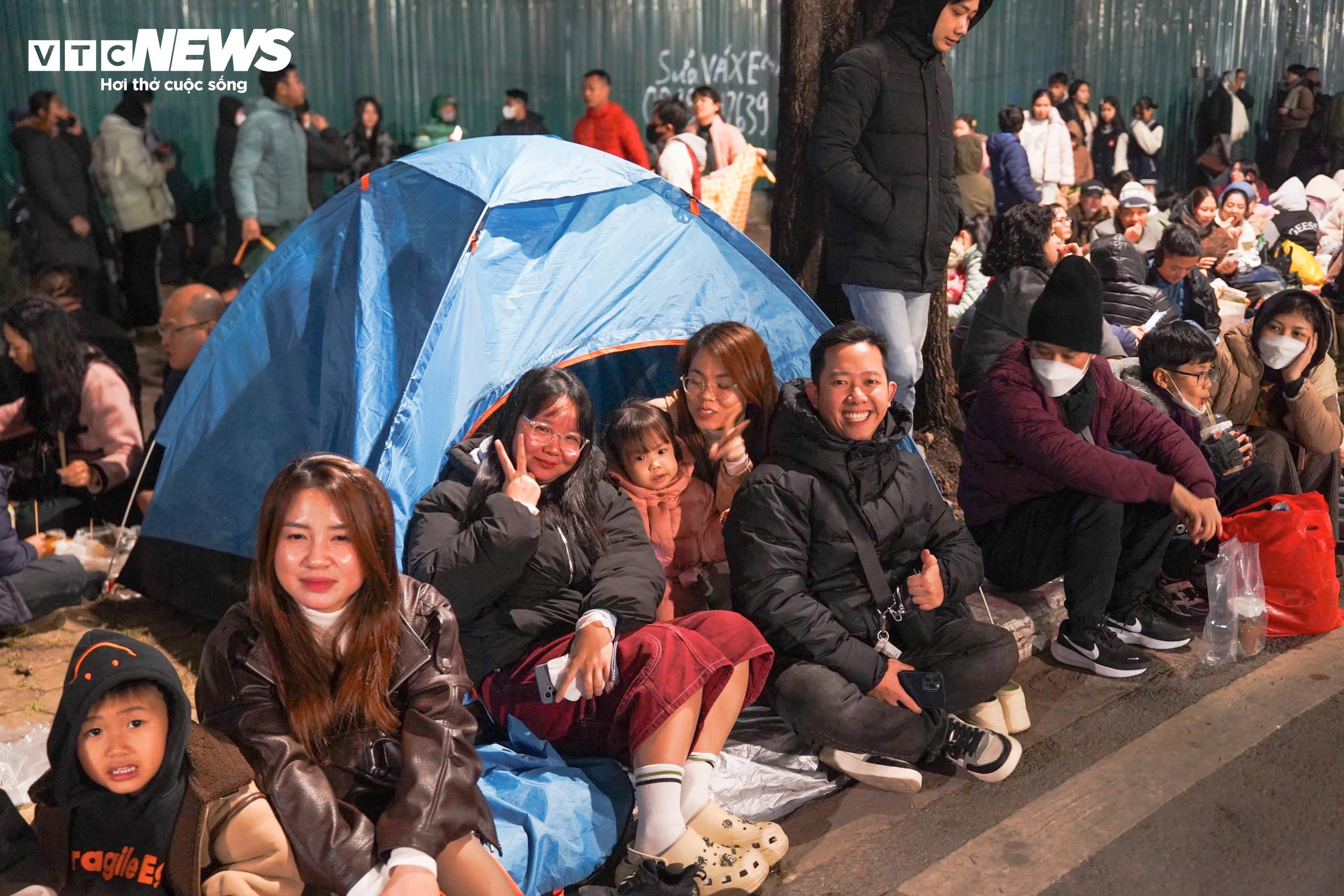 Người dân rộn ràng đi xem màn pháo hoa lớn nhất lịch sử mừng Đại hội Đảng - 5