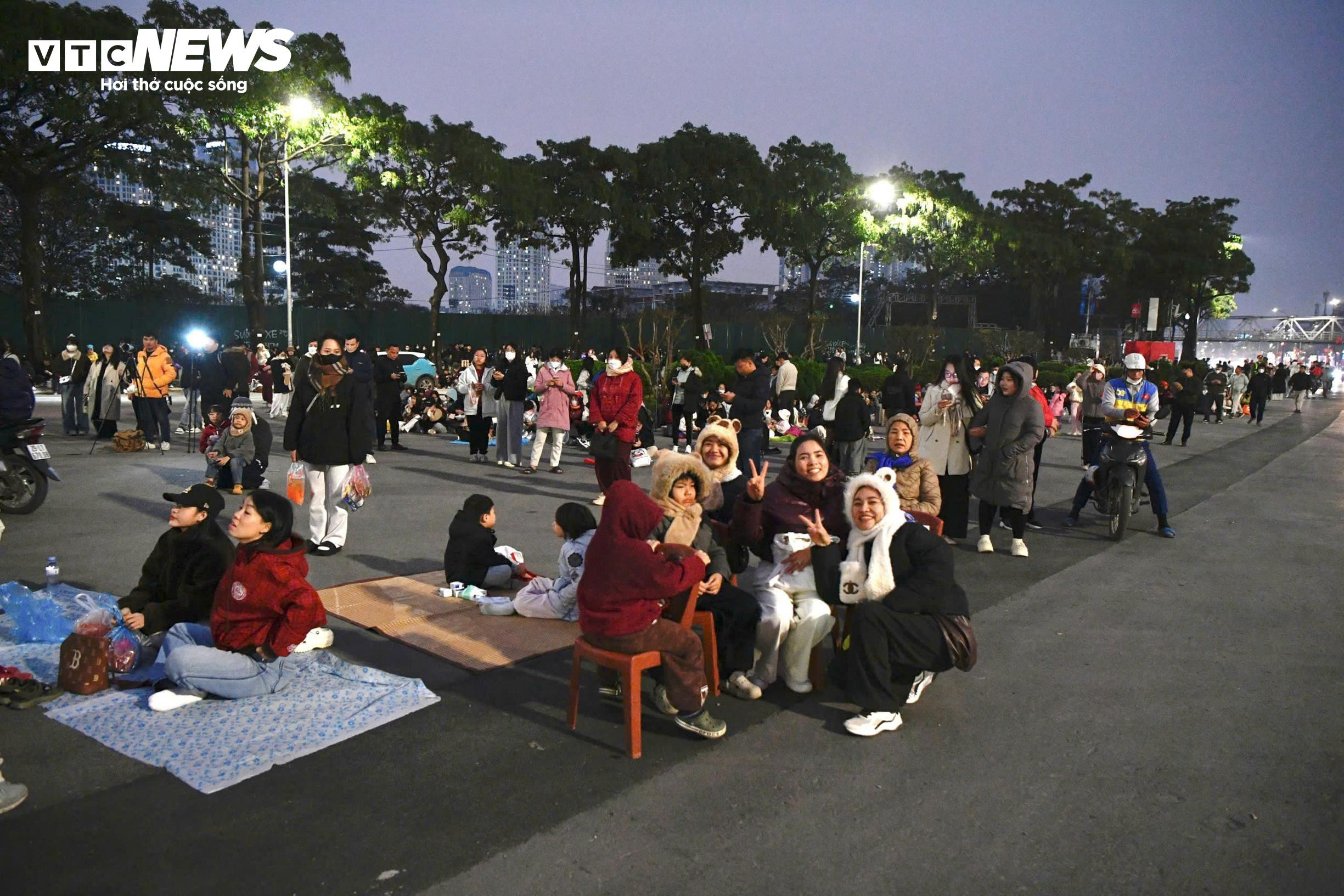 Người dân rộn ràng đi xem màn pháo hoa lớn nhất lịch sử mừng Đại hội Đảng - 4