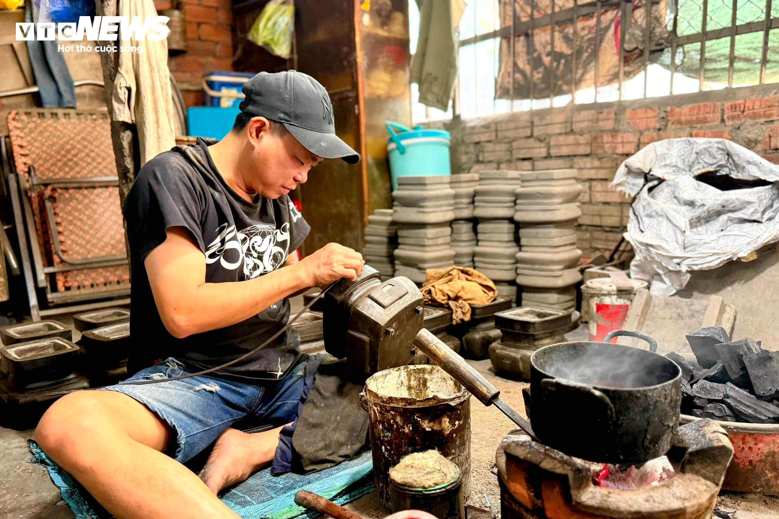 Làng nghề lư đồng TP.HCM tất bật dịp cận Tết - 9