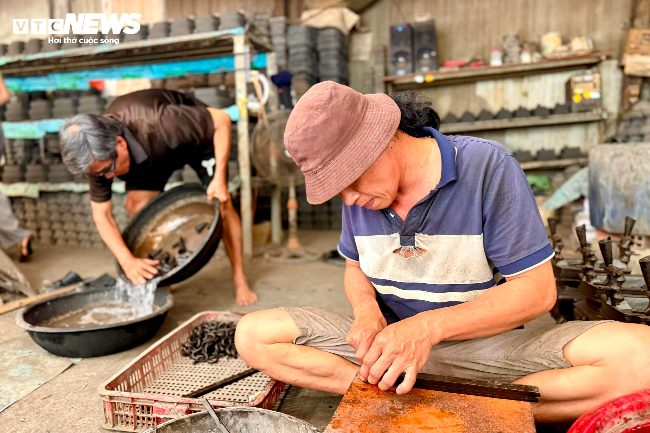 Làng nghề lư đồng TP.HCM tất bật dịp cận Tết - 4