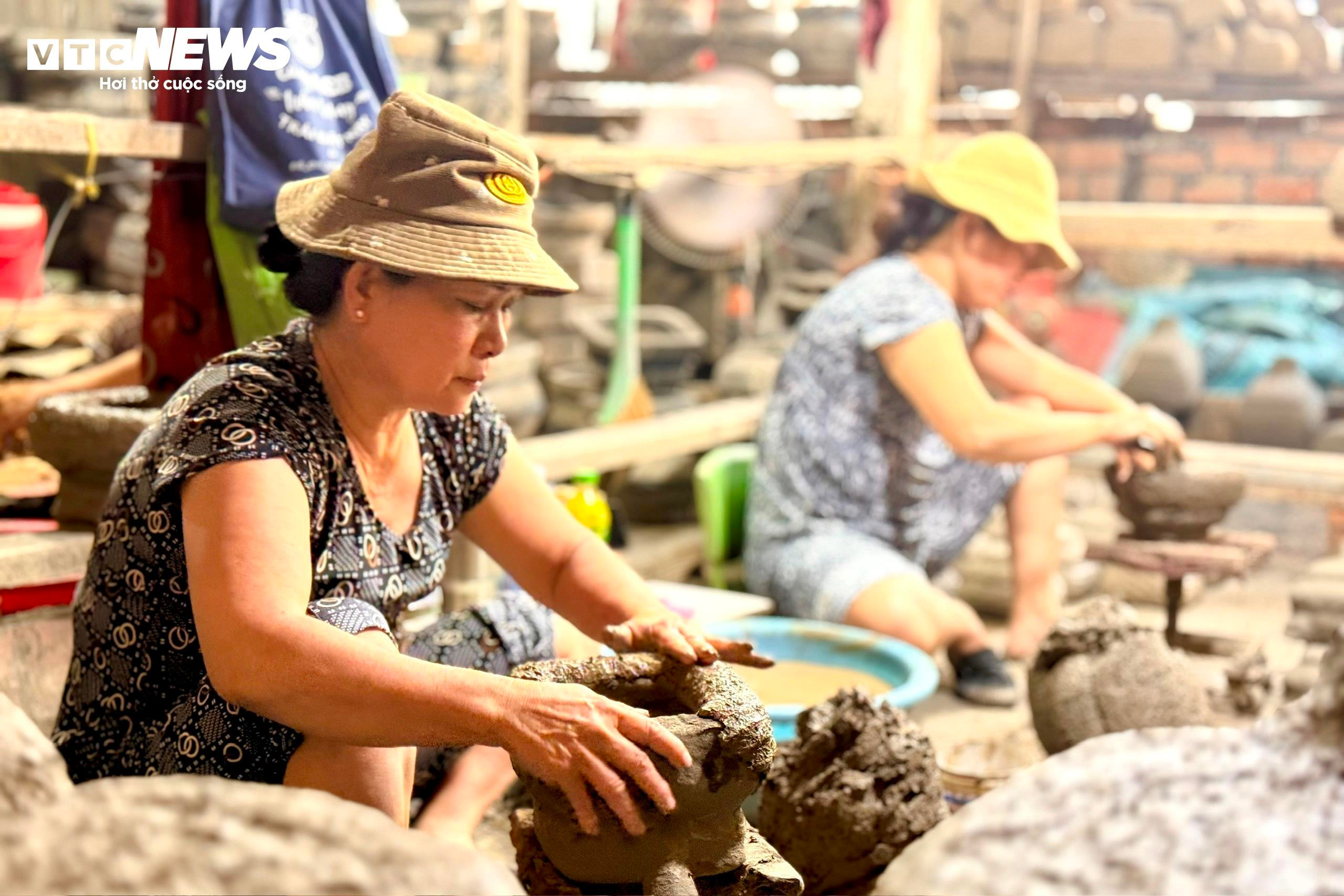 Làng nghề lư đồng TP.HCM tất bật dịp cận Tết - 5