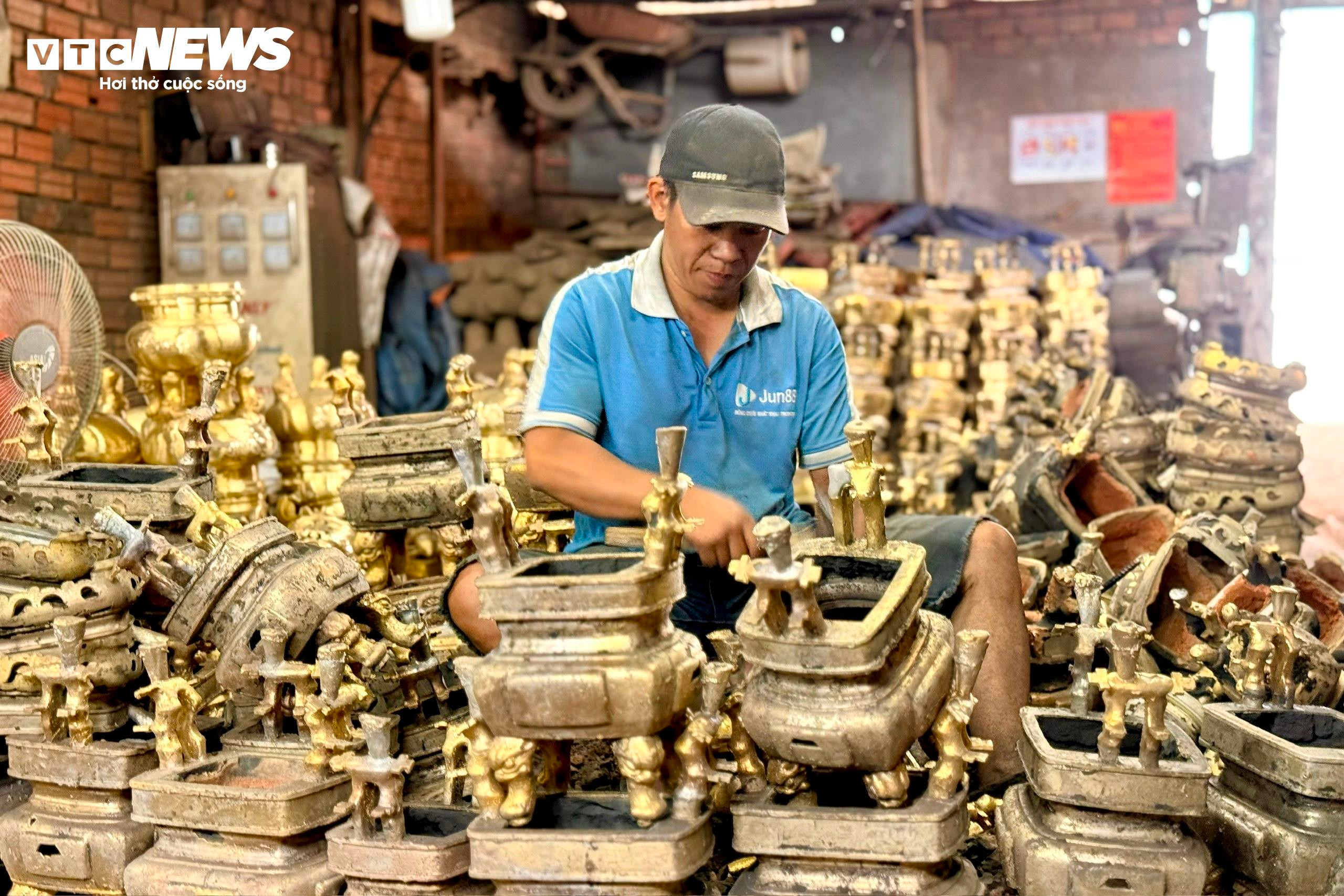 Làng nghề lư đồng TP.HCM tất bật dịp cận Tết - 2