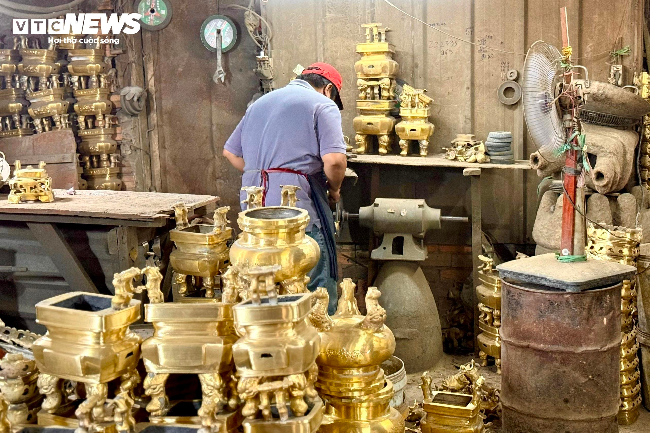 Làng nghề lư đồng TP.HCM tất bật dịp cận Tết - 16
