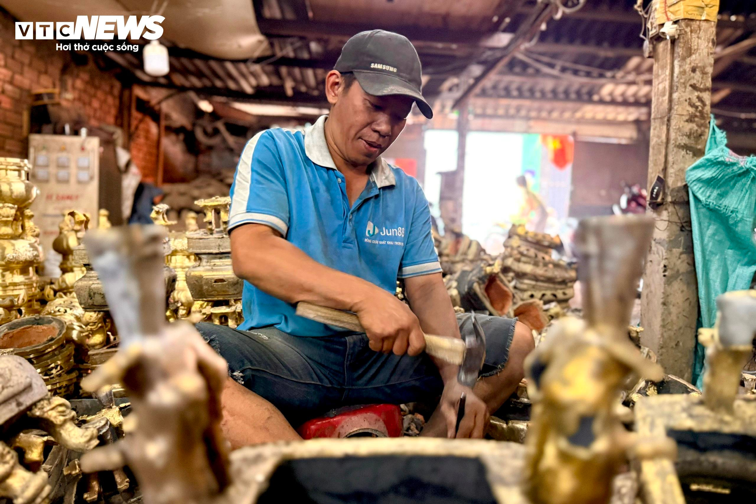 Làng nghề lư đồng TP.HCM tất bật dịp cận Tết - 10