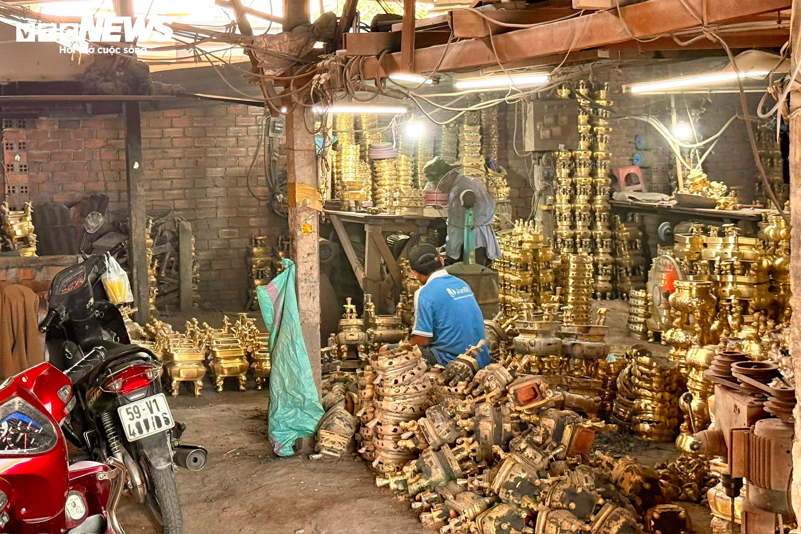 Làng nghề lư đồng TP.HCM tất bật dịp cận Tết - 17