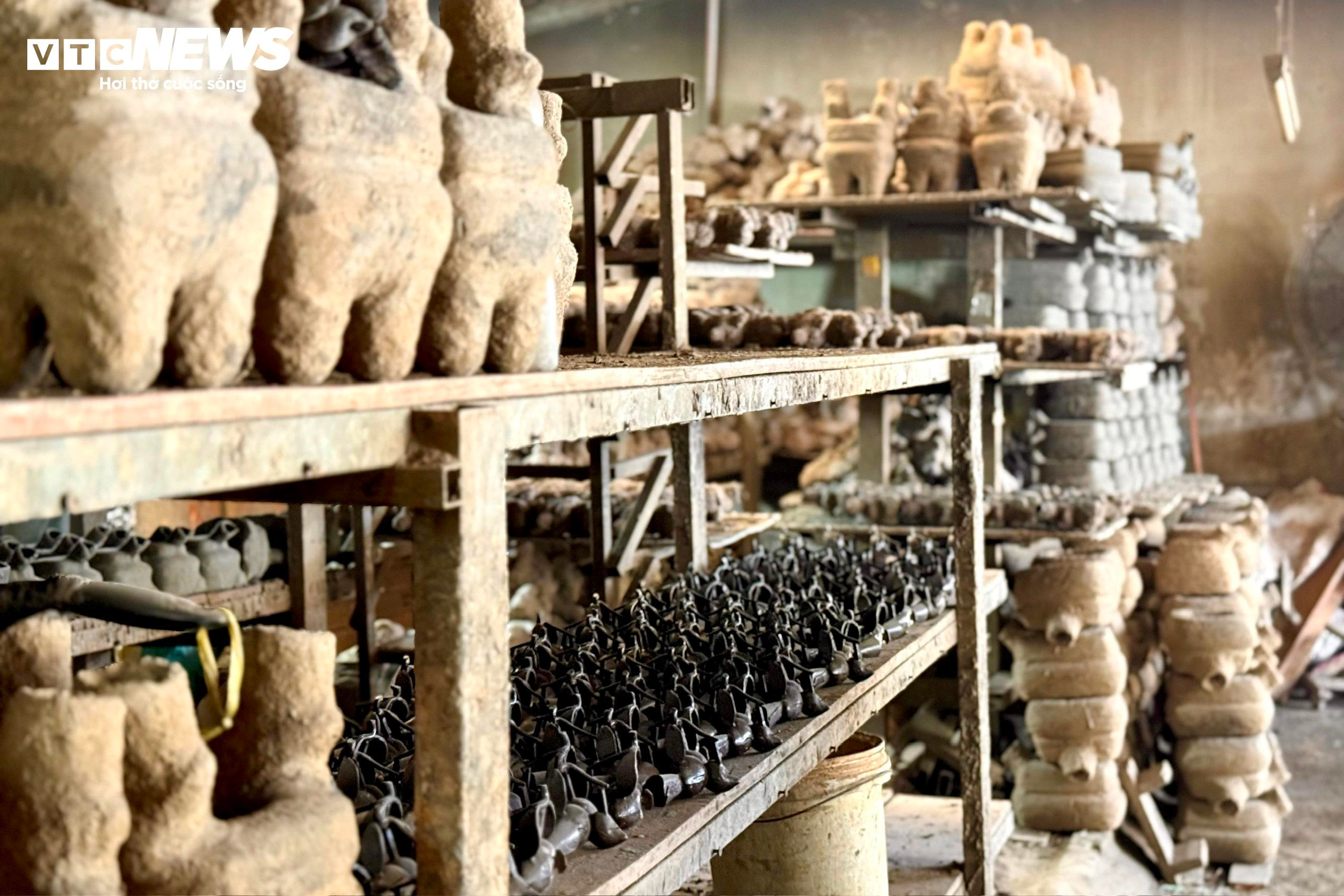 Làng nghề lư đồng TP.HCM tất bật dịp cận Tết - 13