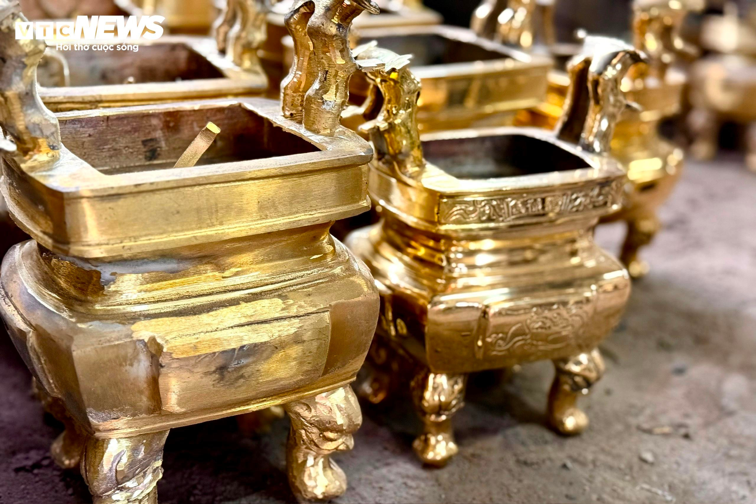 Làng nghề lư đồng TP.HCM tất bật dịp cận Tết - 14