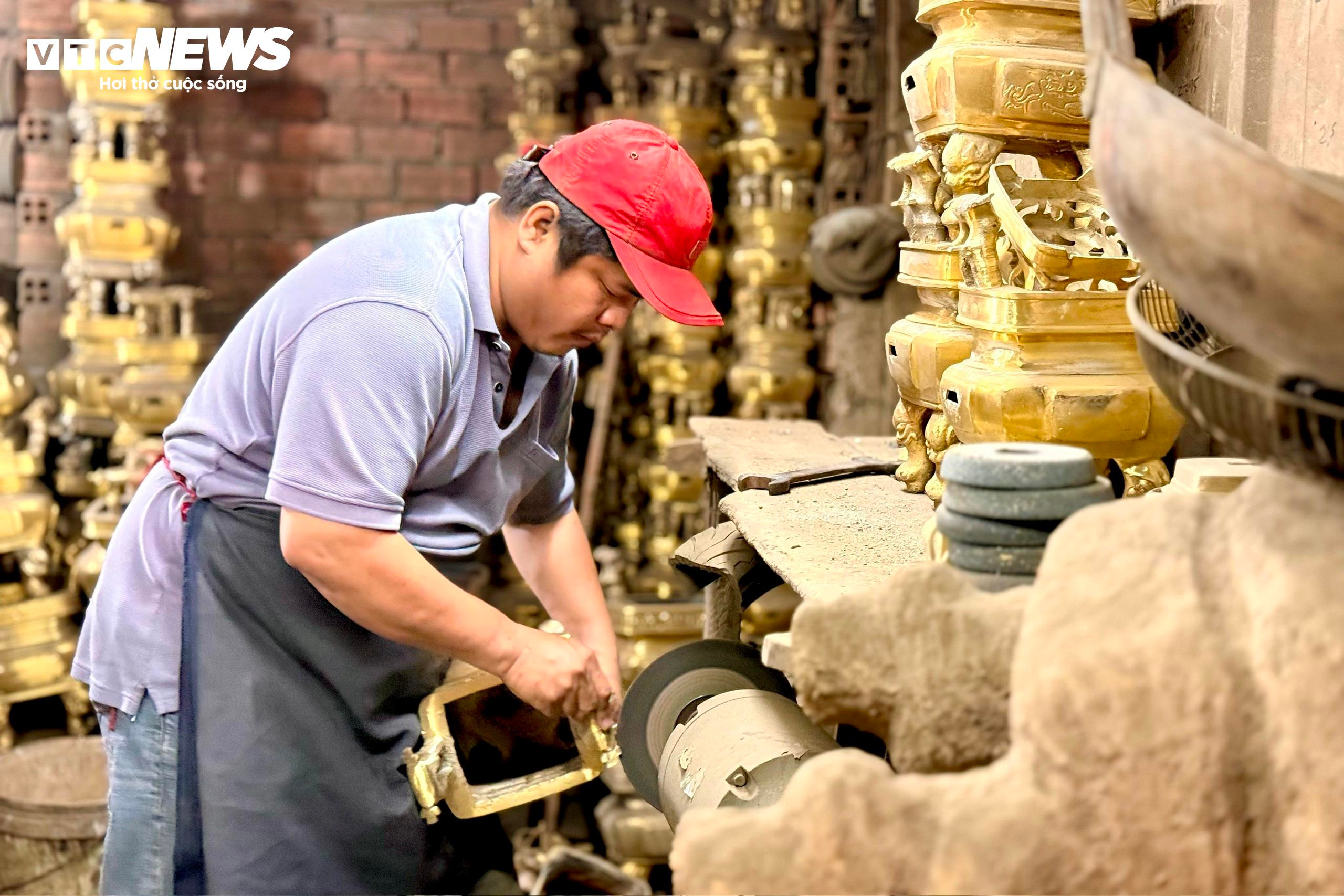 Làng nghề lư đồng TP.HCM tất bật dịp cận Tết - 3