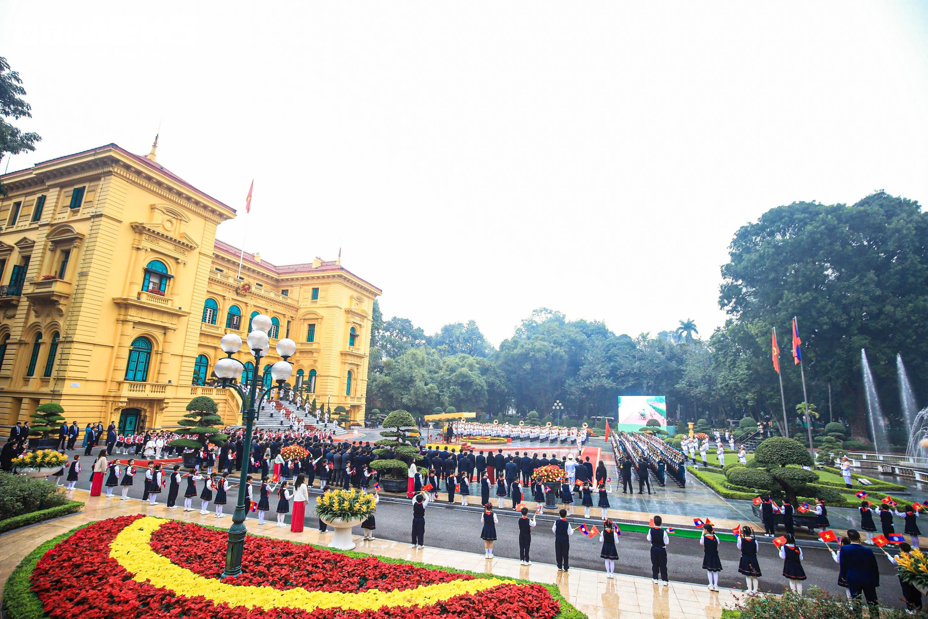 21 loạt đại bác chào mừng Tổng Bí thư, Chủ tịch nước Lào Thongloun Sisoulith - 1