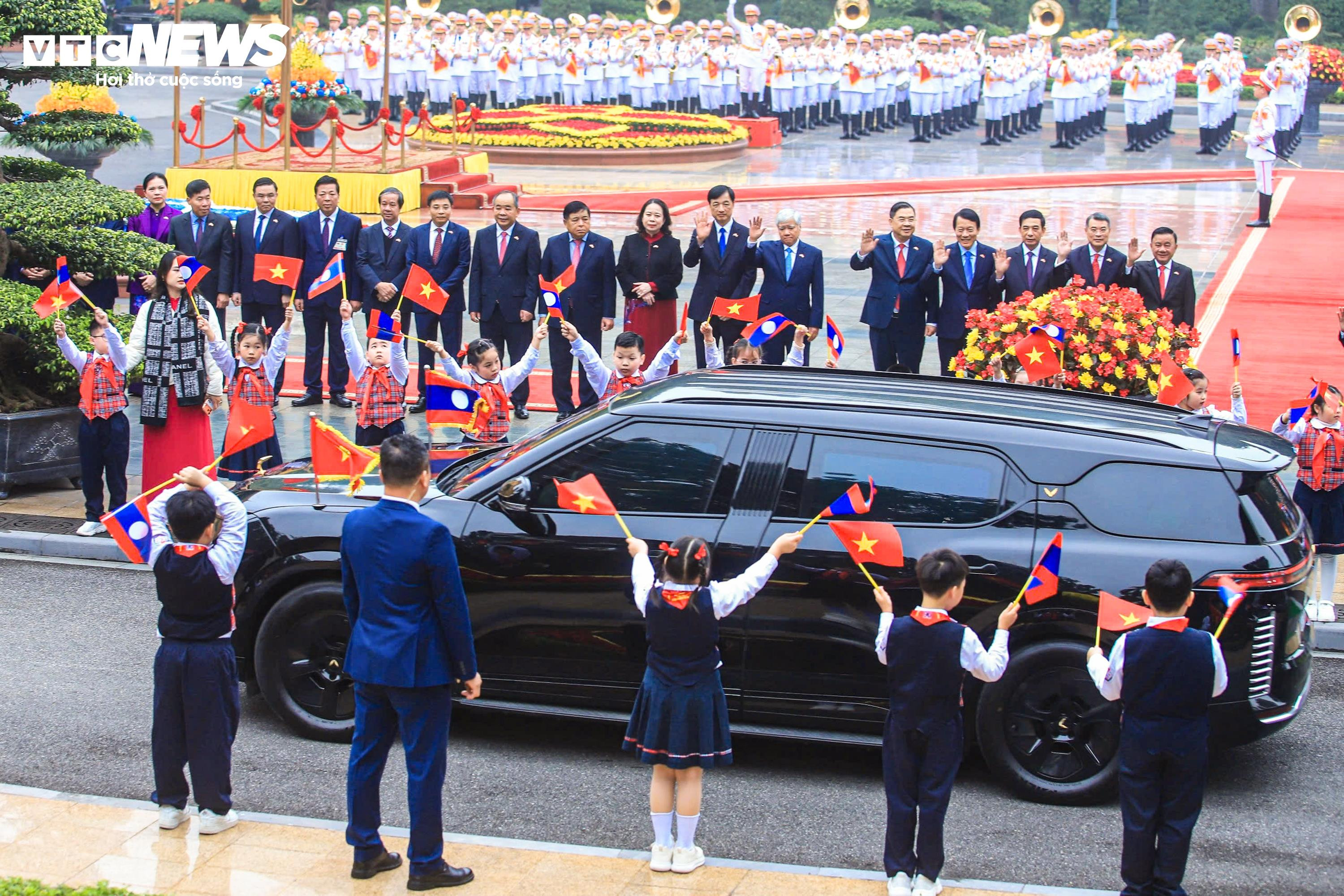 21 loạt đại bác chào mừng Tổng Bí thư, Chủ tịch nước Lào Thongloun Sisoulith - 2