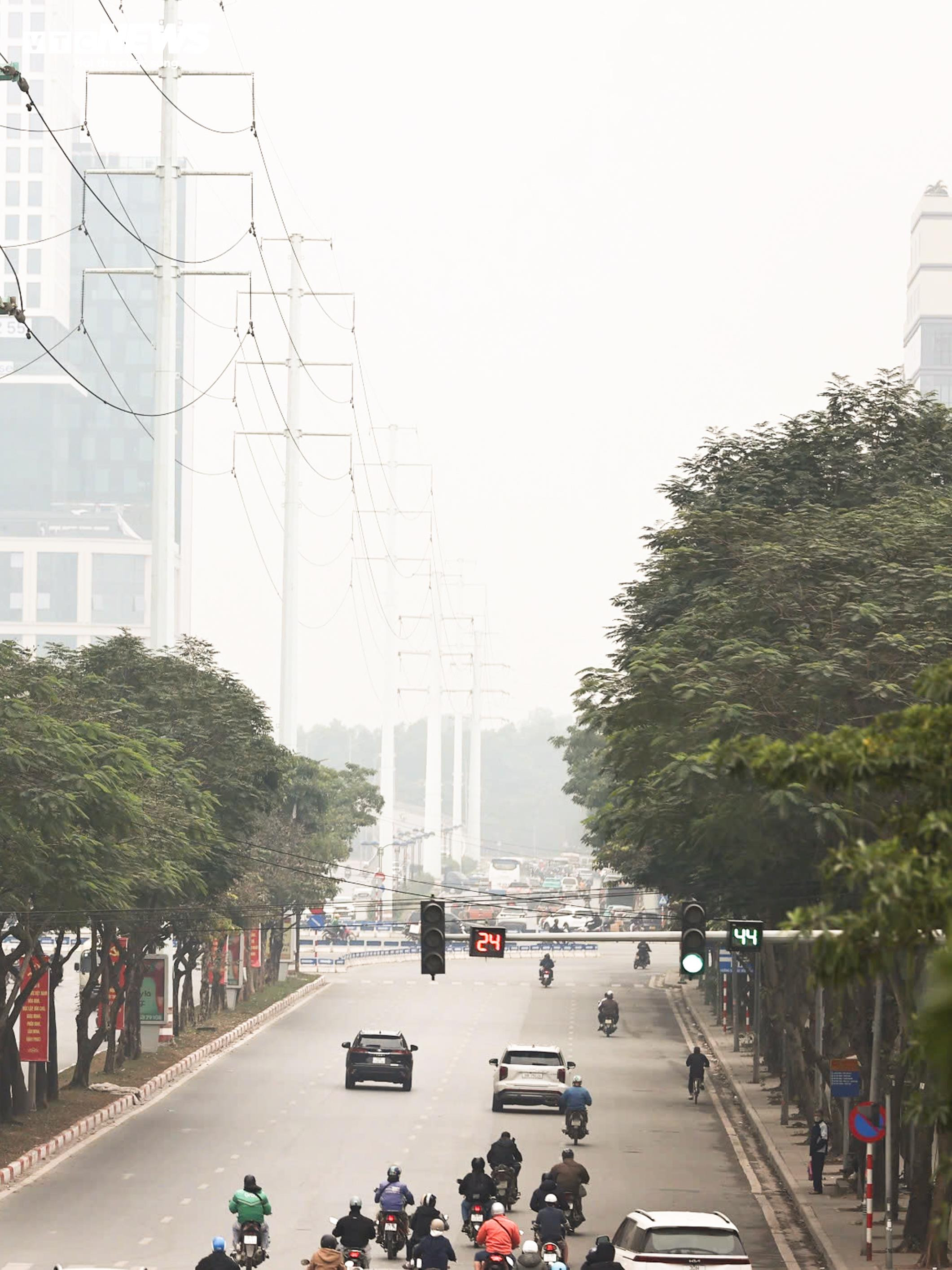 Ô nhiễm không khí trở lại, bầu trời Hà Nội mù mịt từ sáng đến tối - 10