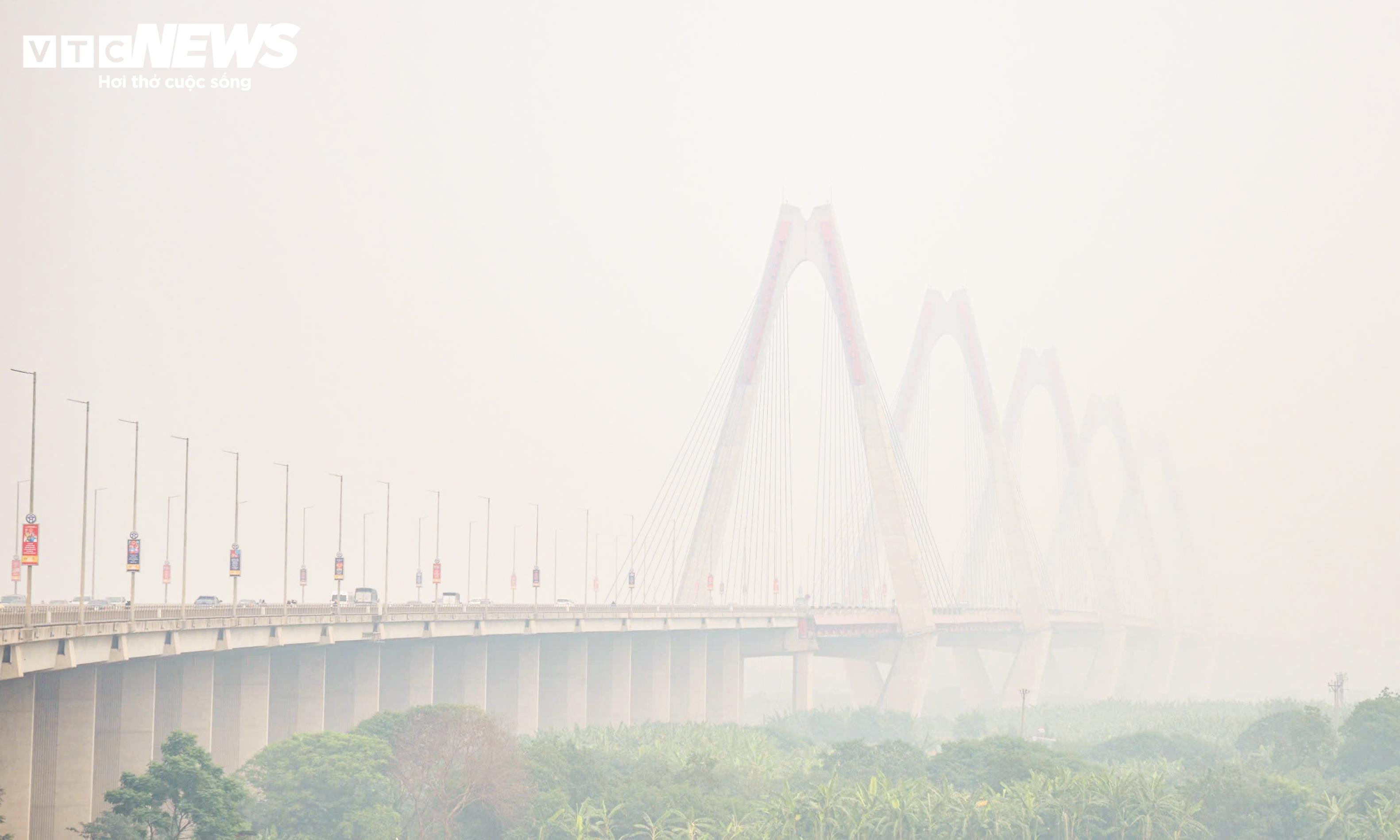 Ô nhiễm không khí trở lại, bầu trời Hà Nội mù mịt từ sáng đến tối - 1