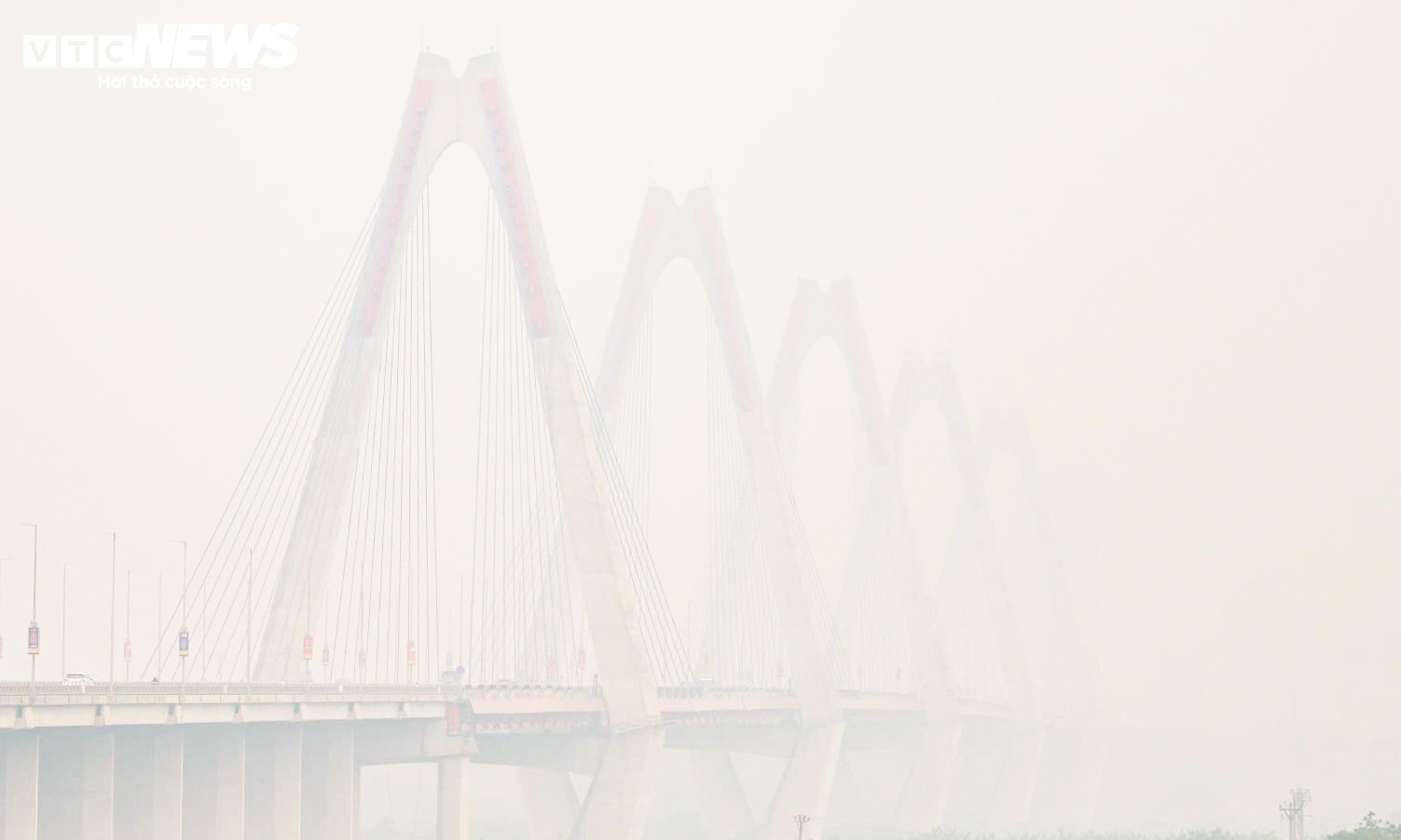 Ô nhiễm không khí trở lại, bầu trời Hà Nội mù mịt từ sáng đến tối - 11