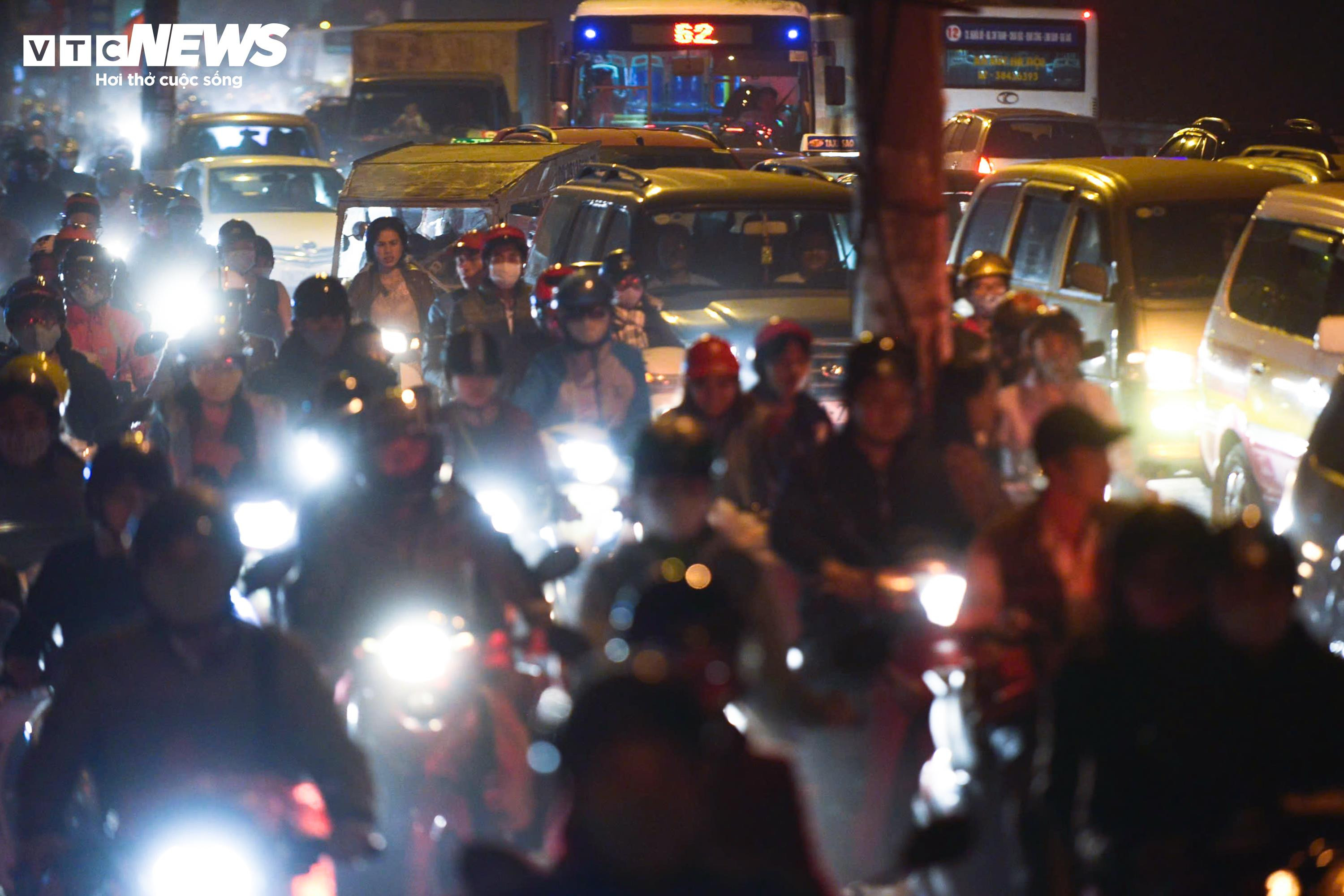 Ô nhiễm không khí trở lại, bầu trời Hà Nội mù mịt từ sáng đến tối - 12