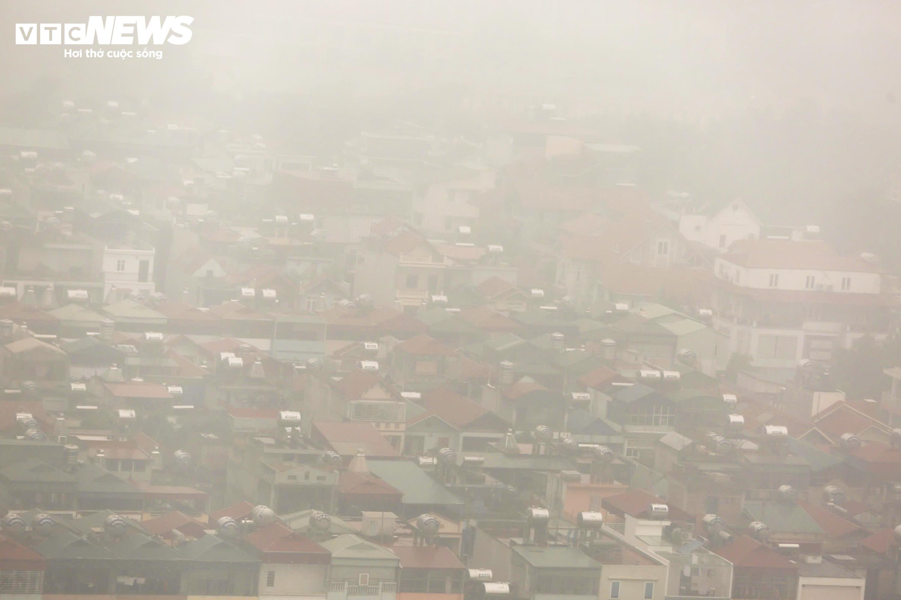 Ô nhiễm không khí trở lại, bầu trời Hà Nội mù mịt từ sáng đến tối - 2