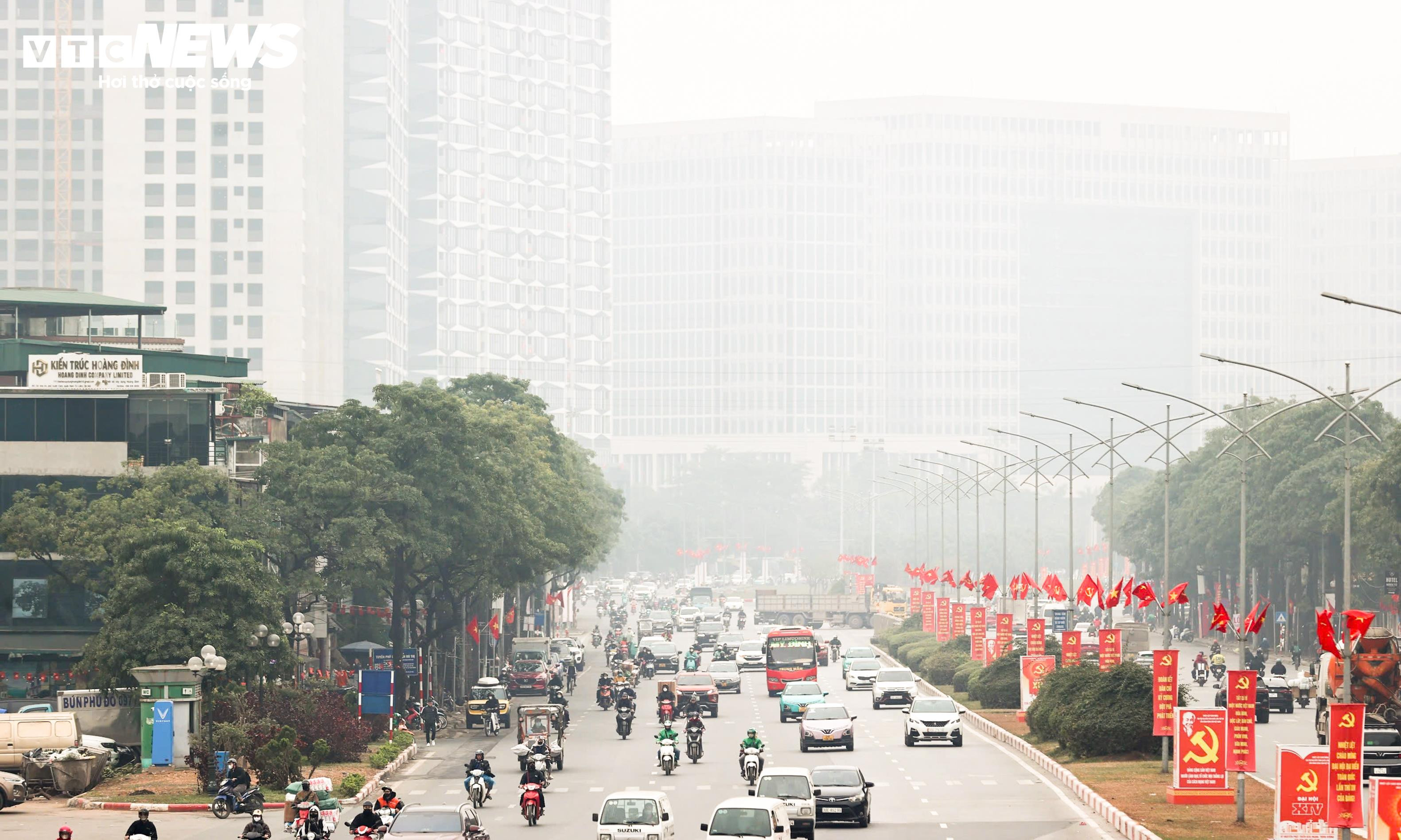 Ô nhiễm không khí trở lại, bầu trời Hà Nội mù mịt từ sáng đến tối - 4