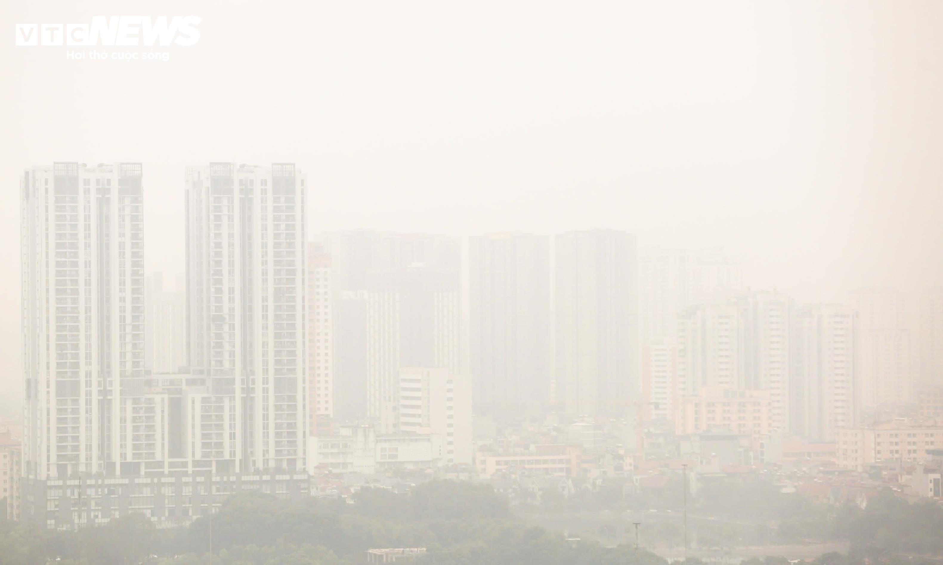 Ô nhiễm không khí trở lại, bầu trời Hà Nội mù mịt từ sáng đến tối - 5