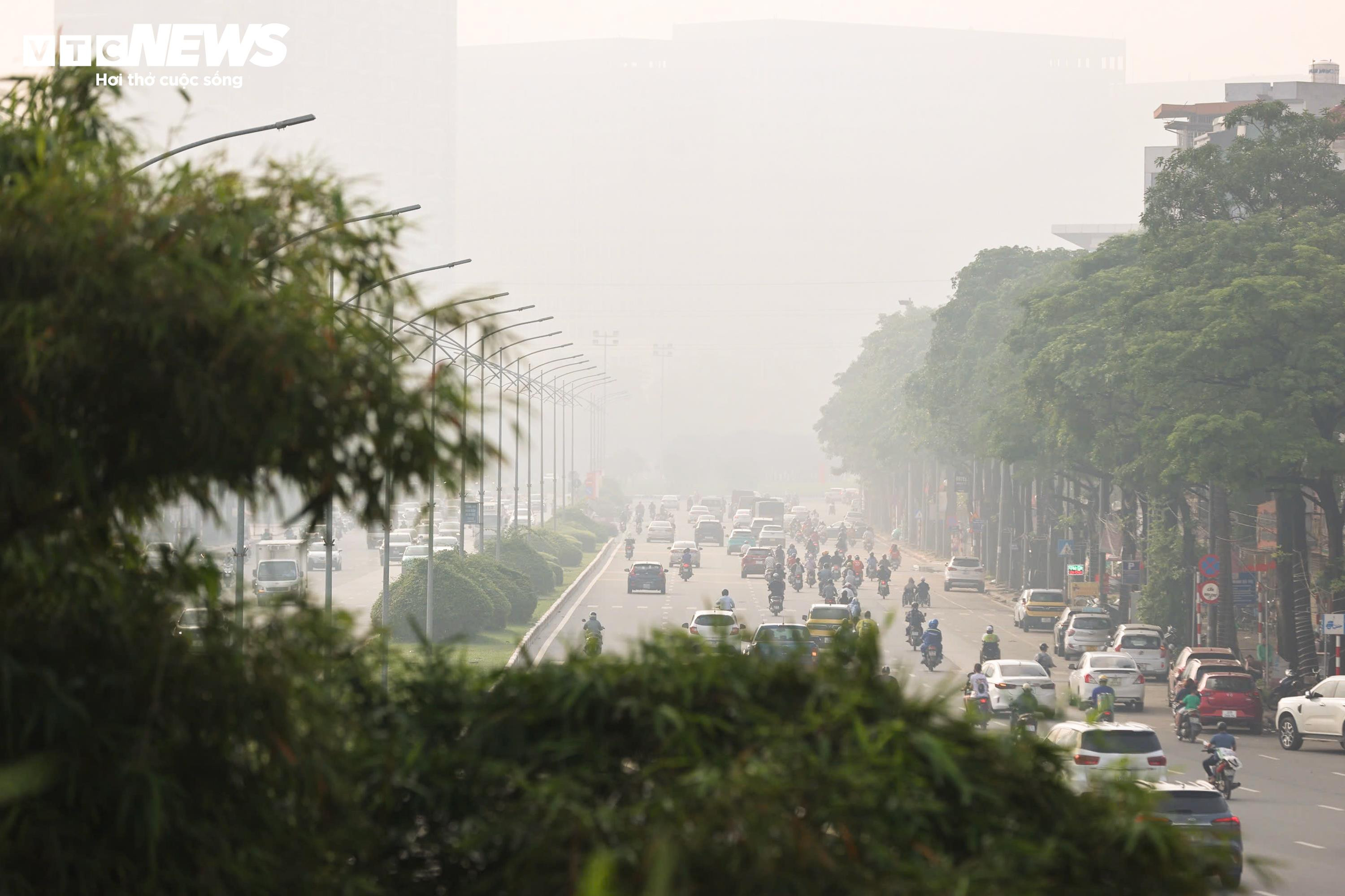 Ô nhiễm không khí trở lại, bầu trời Hà Nội mù mịt từ sáng đến tối - 6