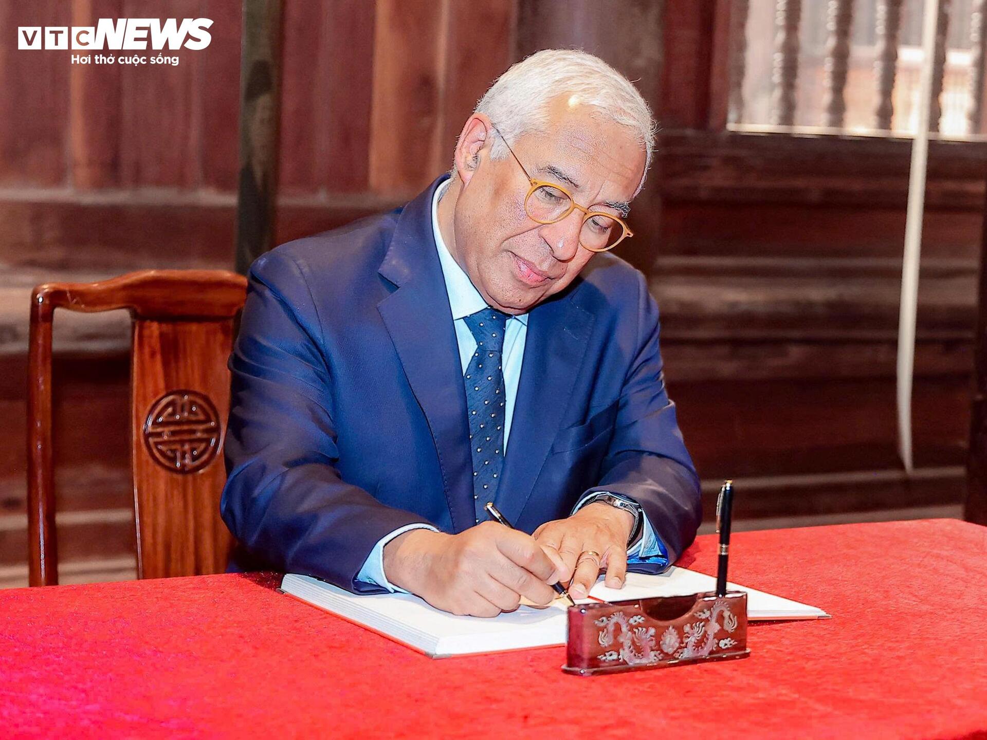 Chủ tịch Hội đồng Châu Âu tham quan di tích Văn Miếu Quốc Tử Giám - 9