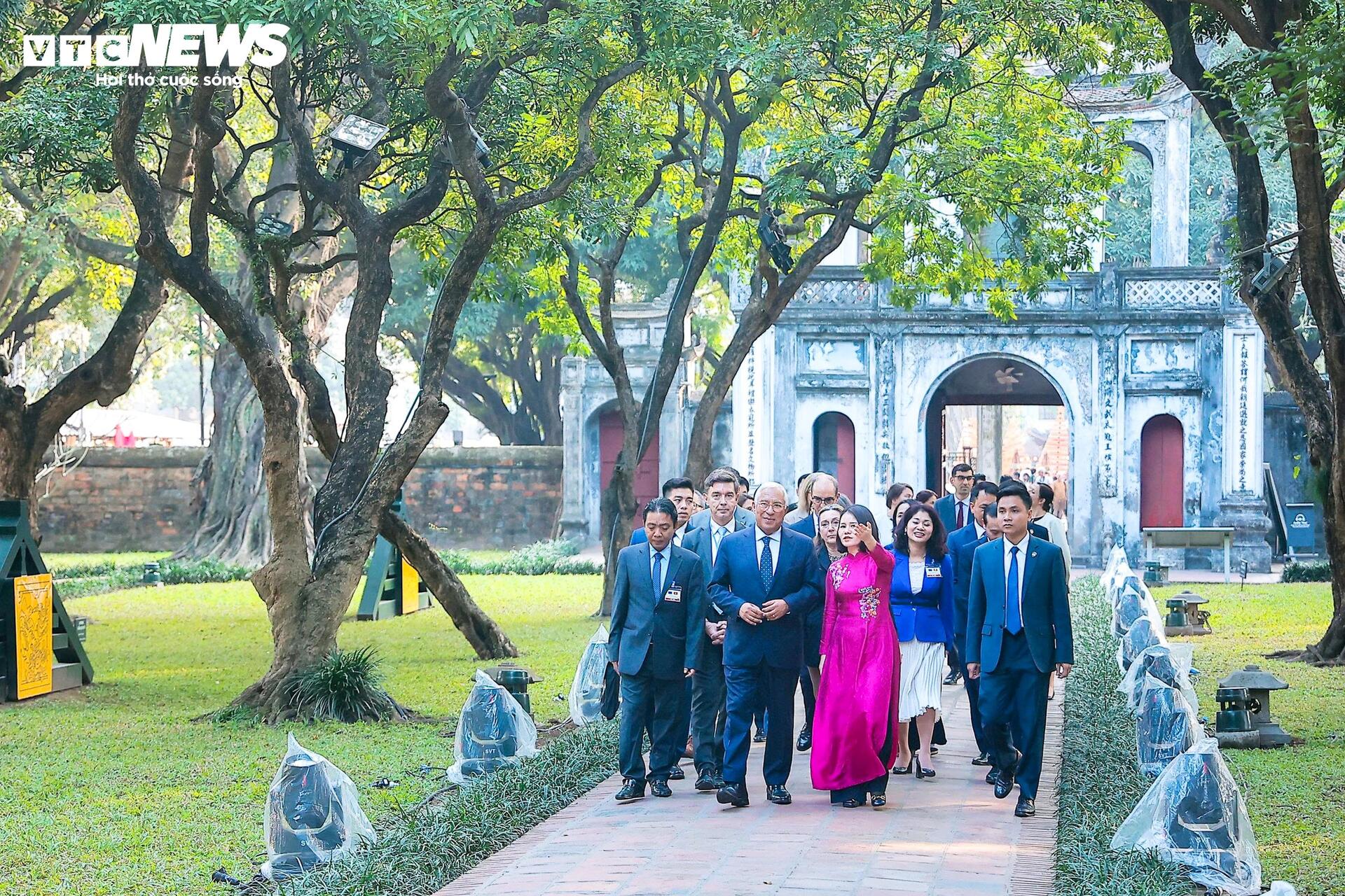 Chủ tịch Hội đồng Châu Âu tham quan di tích Văn Miếu Quốc Tử Giám - 1