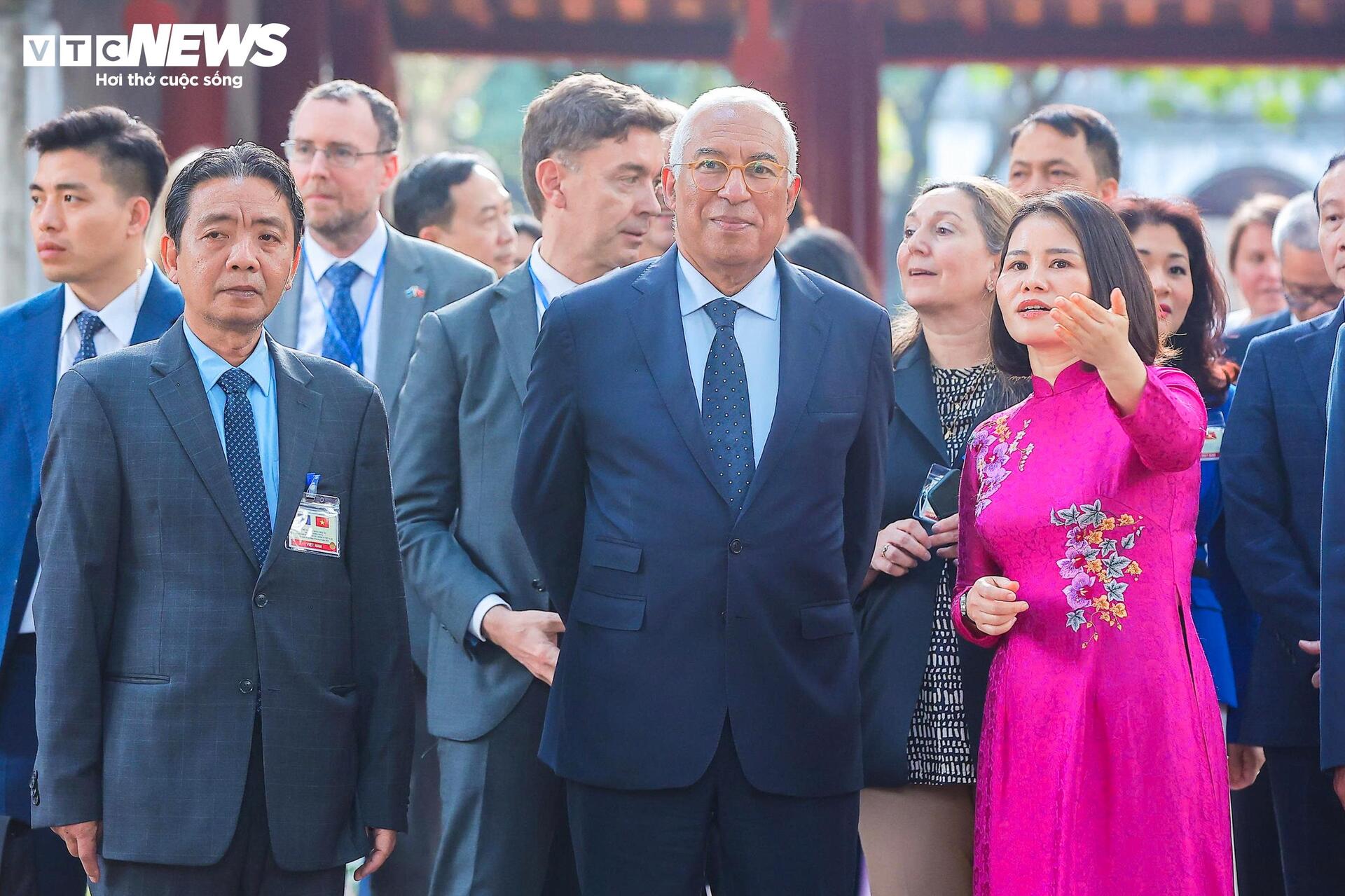 Chủ tịch Hội đồng Châu Âu tham quan di tích Văn Miếu Quốc Tử Giám - 2